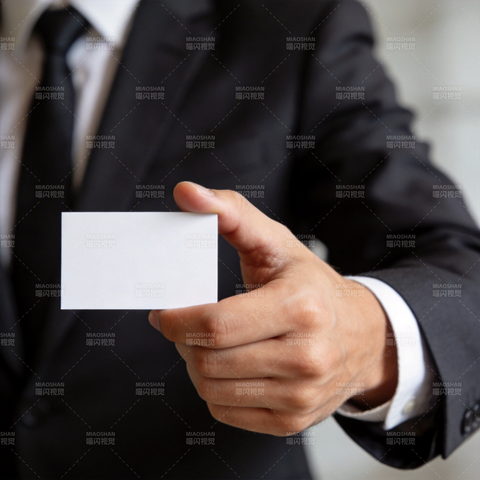 商务人士递名片图片