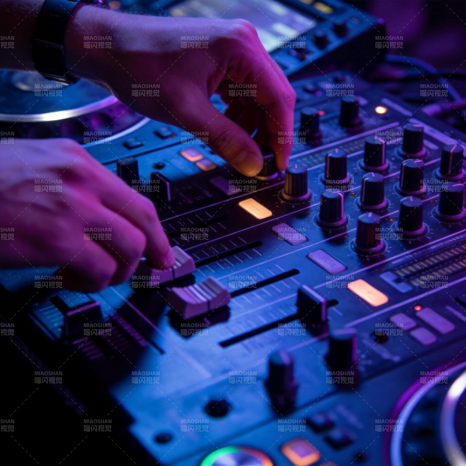 DJ操控混音台图片