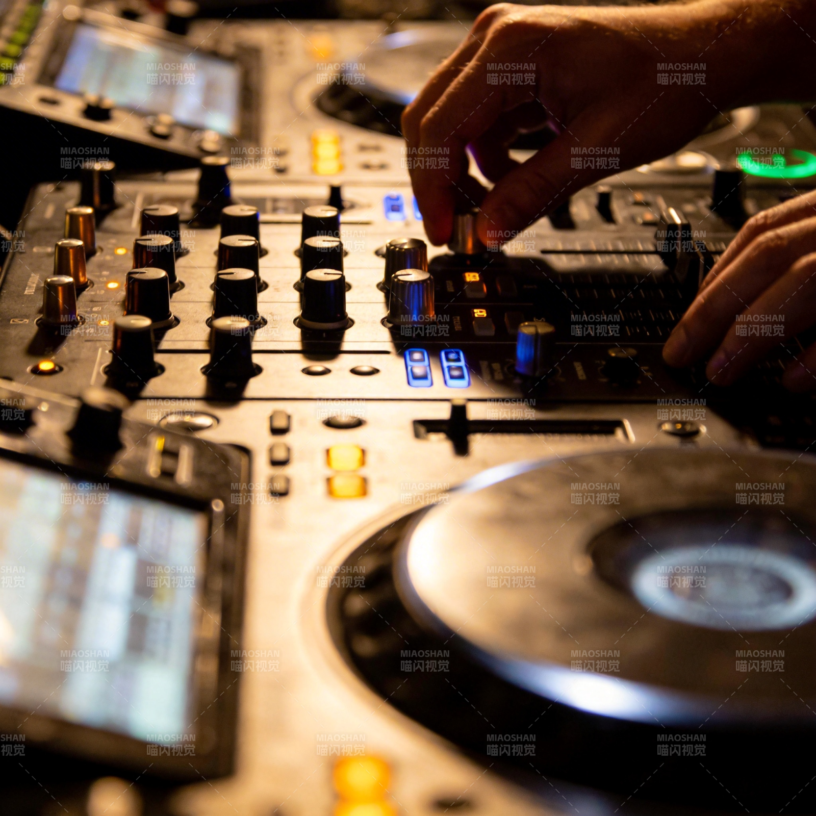 DJ操控混音台图片