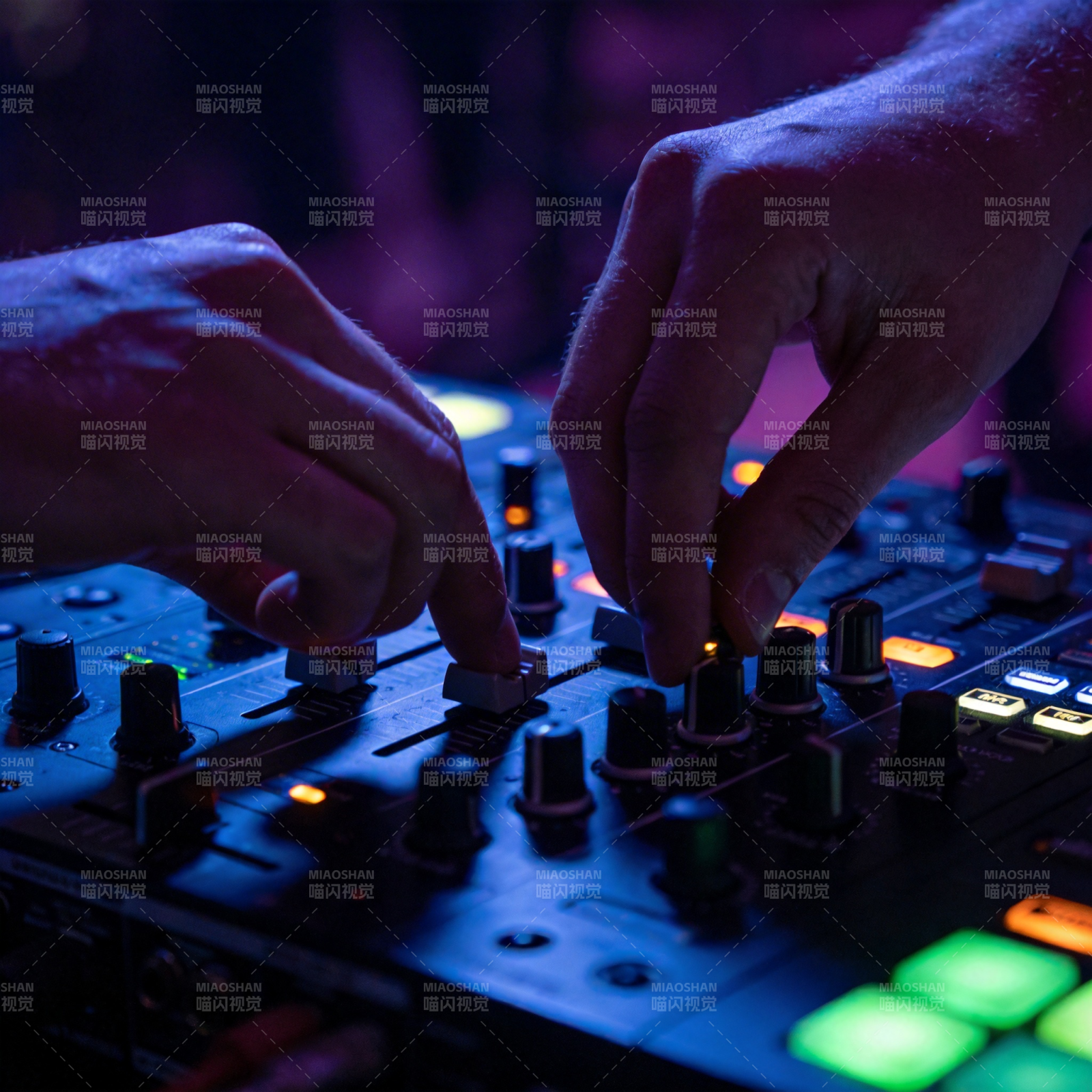 DJ操控音浪图片