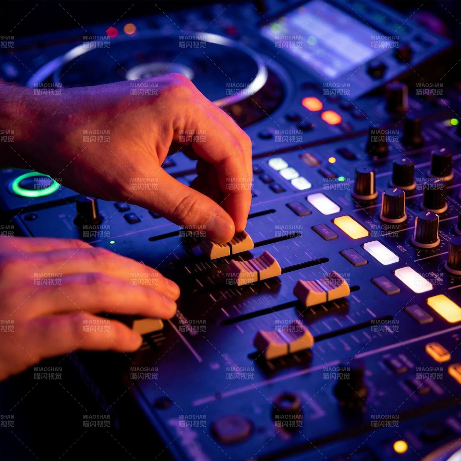 DJ操控混音台图片