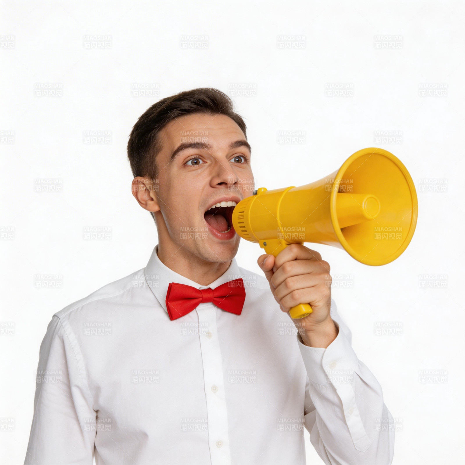 大声喊话的男子图片
