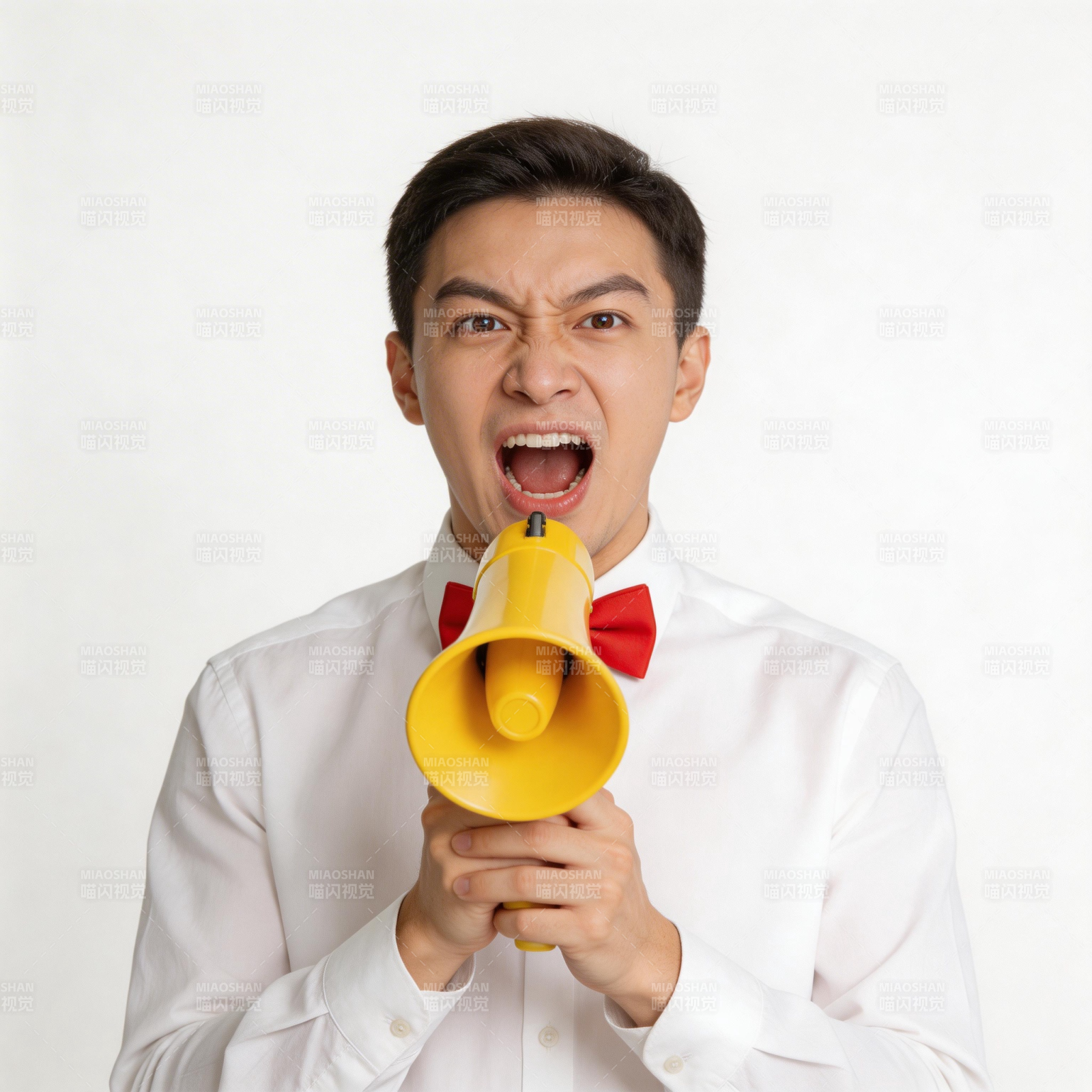大声喊话的男子图片