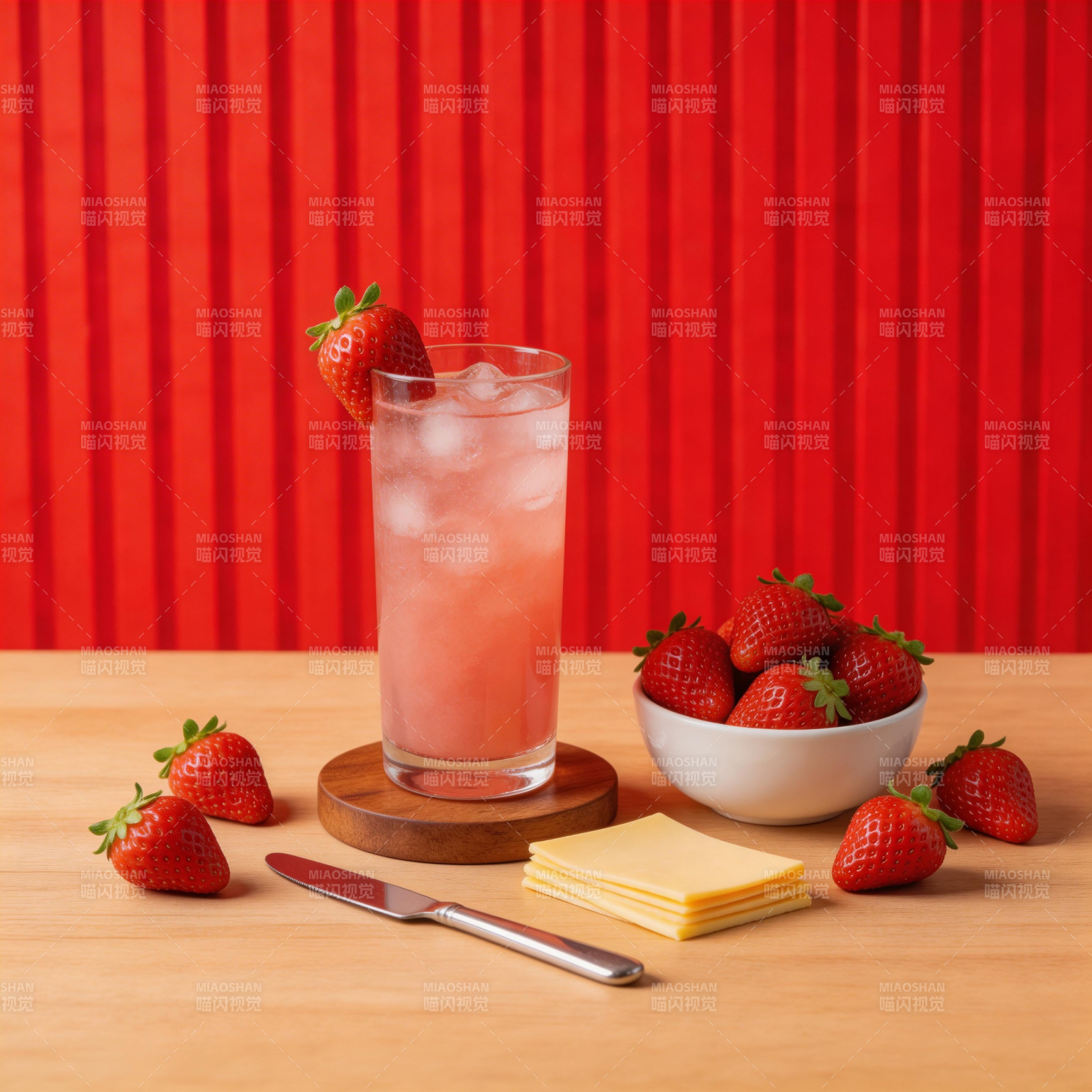 草莓饮品与奶酪图片