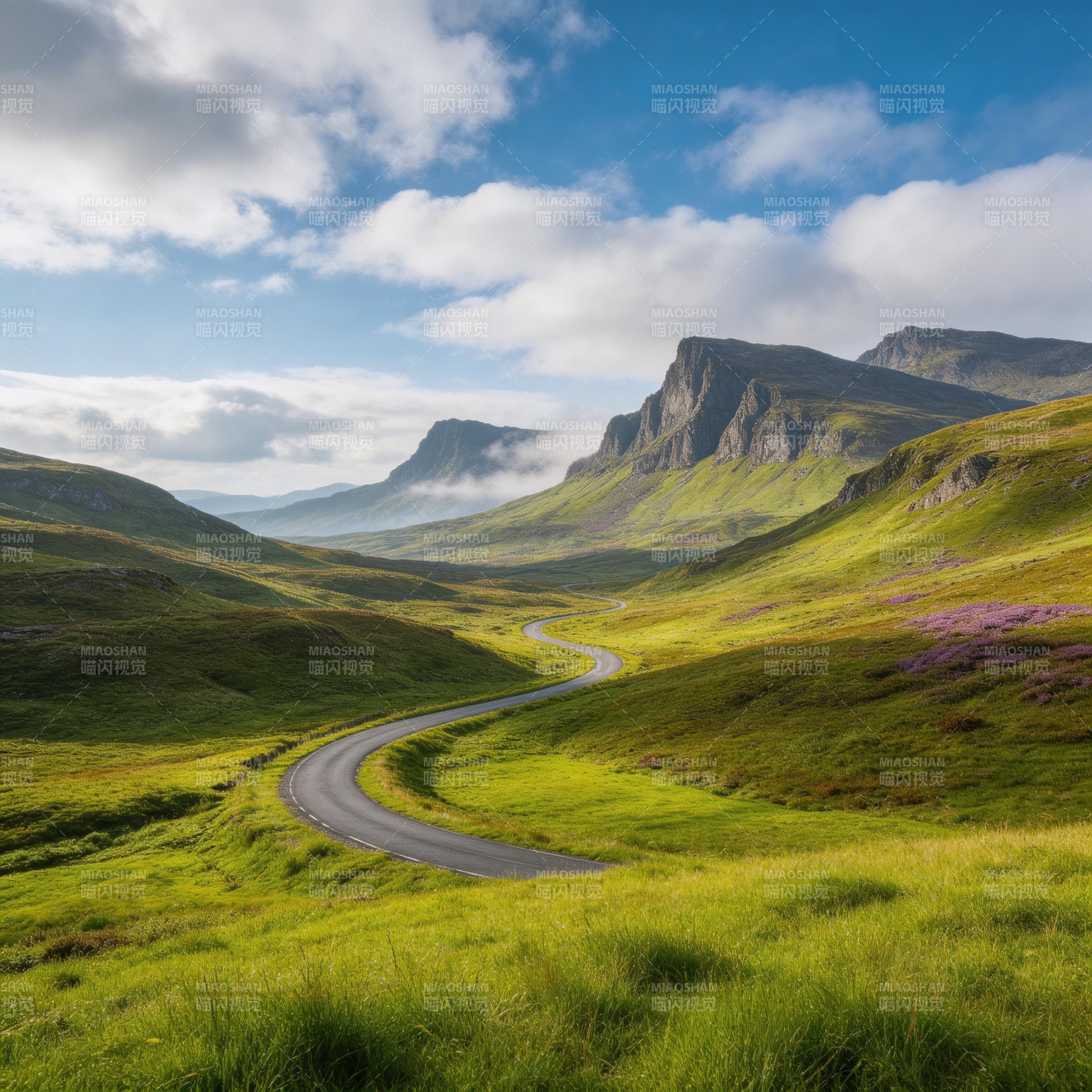 蜿蜒山路入云峰图片