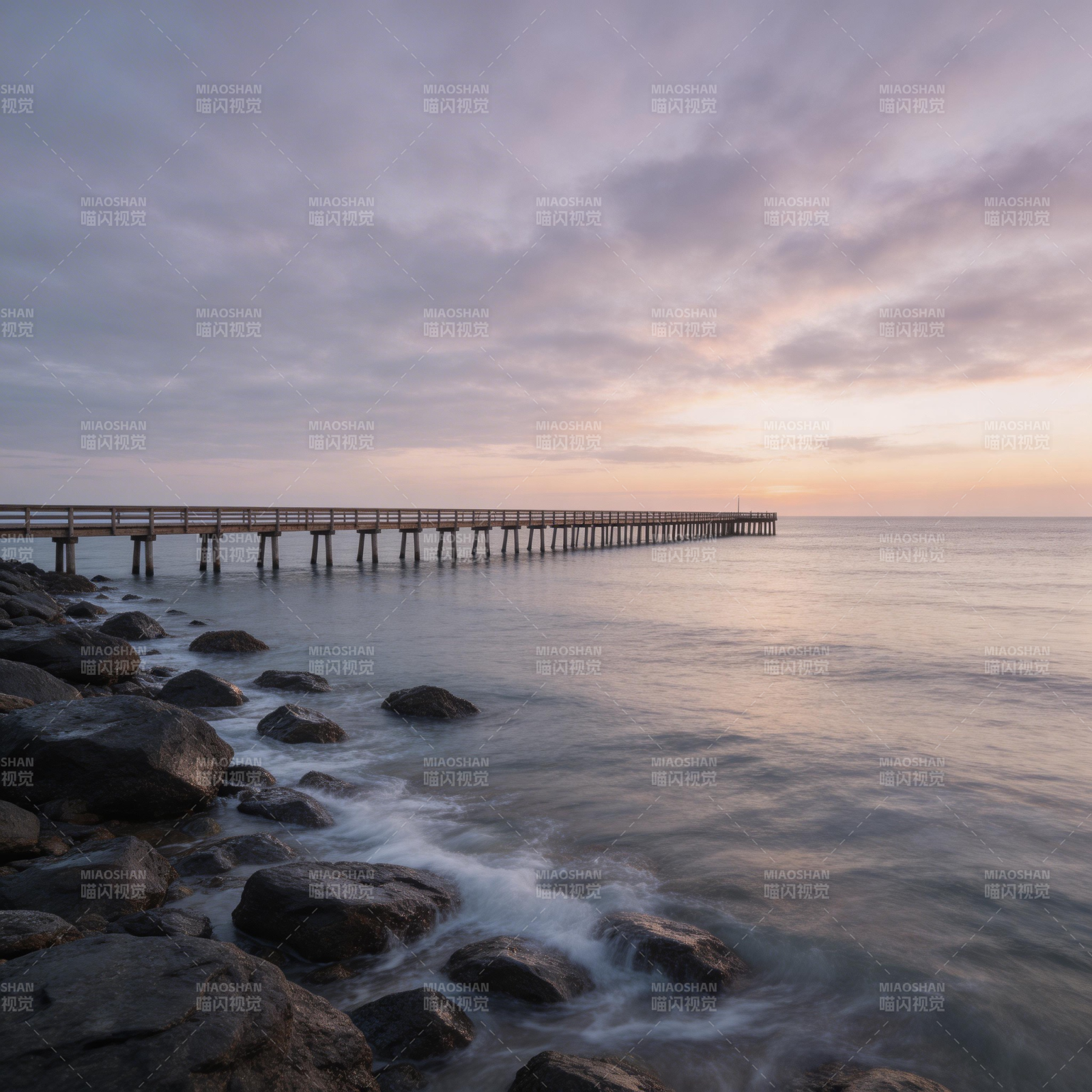 长桥入海 暮色静谧图片