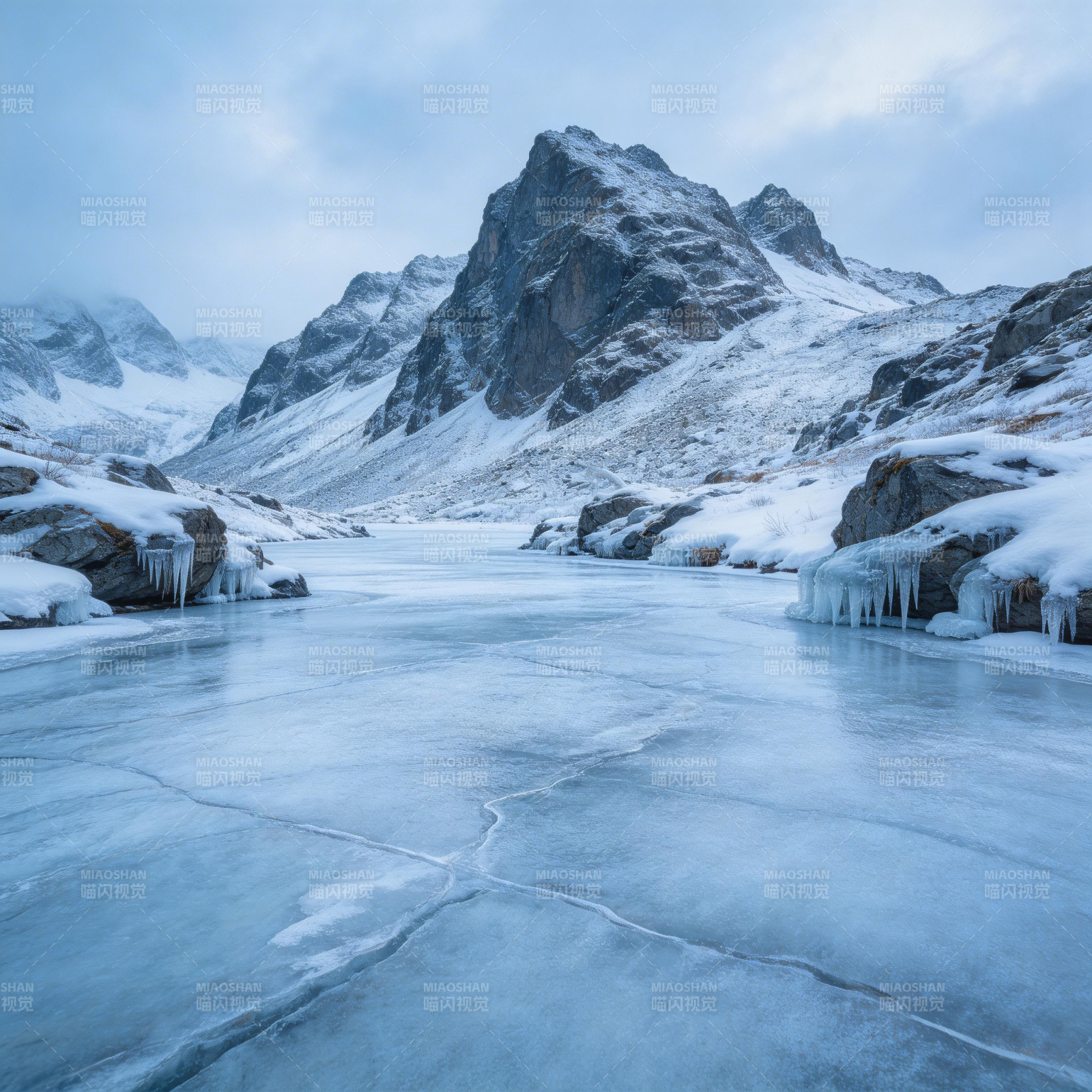 冰封山谷雪峰图片