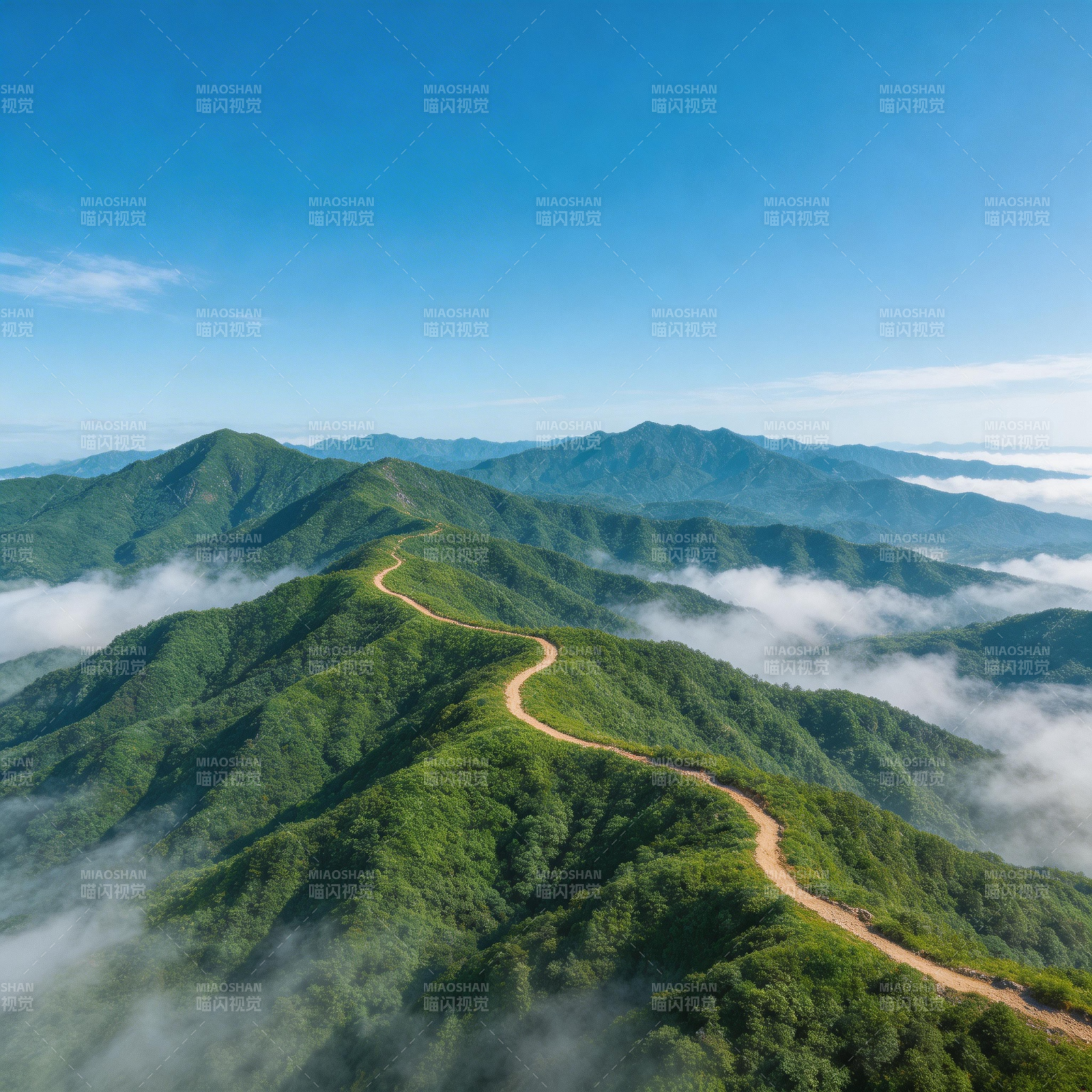 山间云雾缭绕路图片