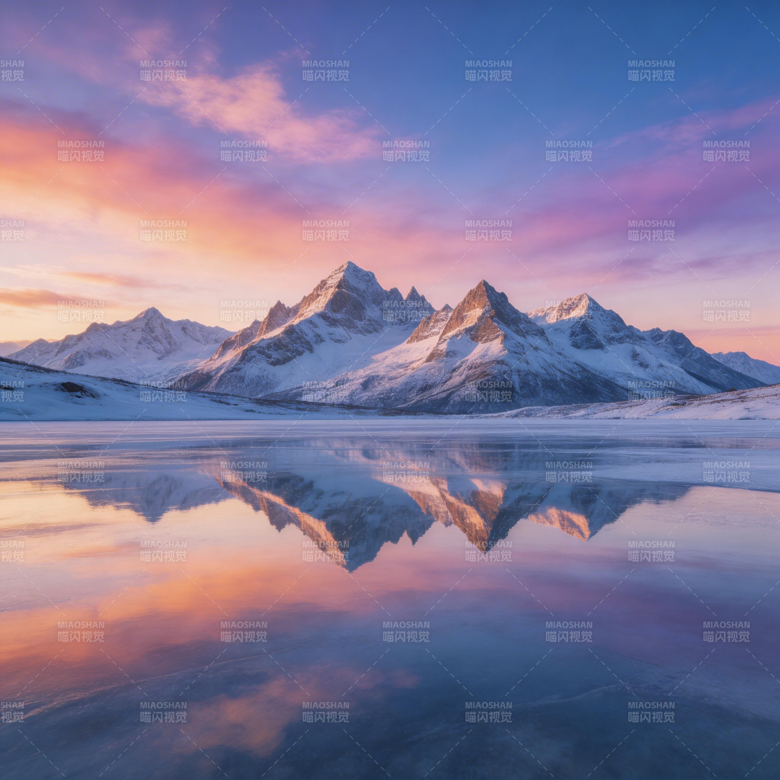 雪山倒影 霞光映湖图片