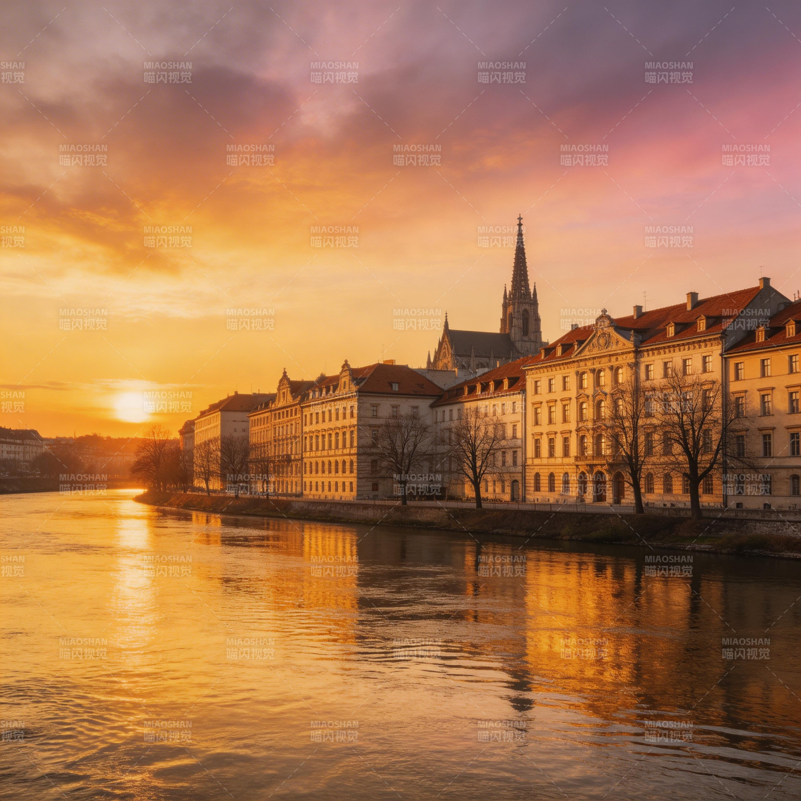 河畔夕阳映古城图片