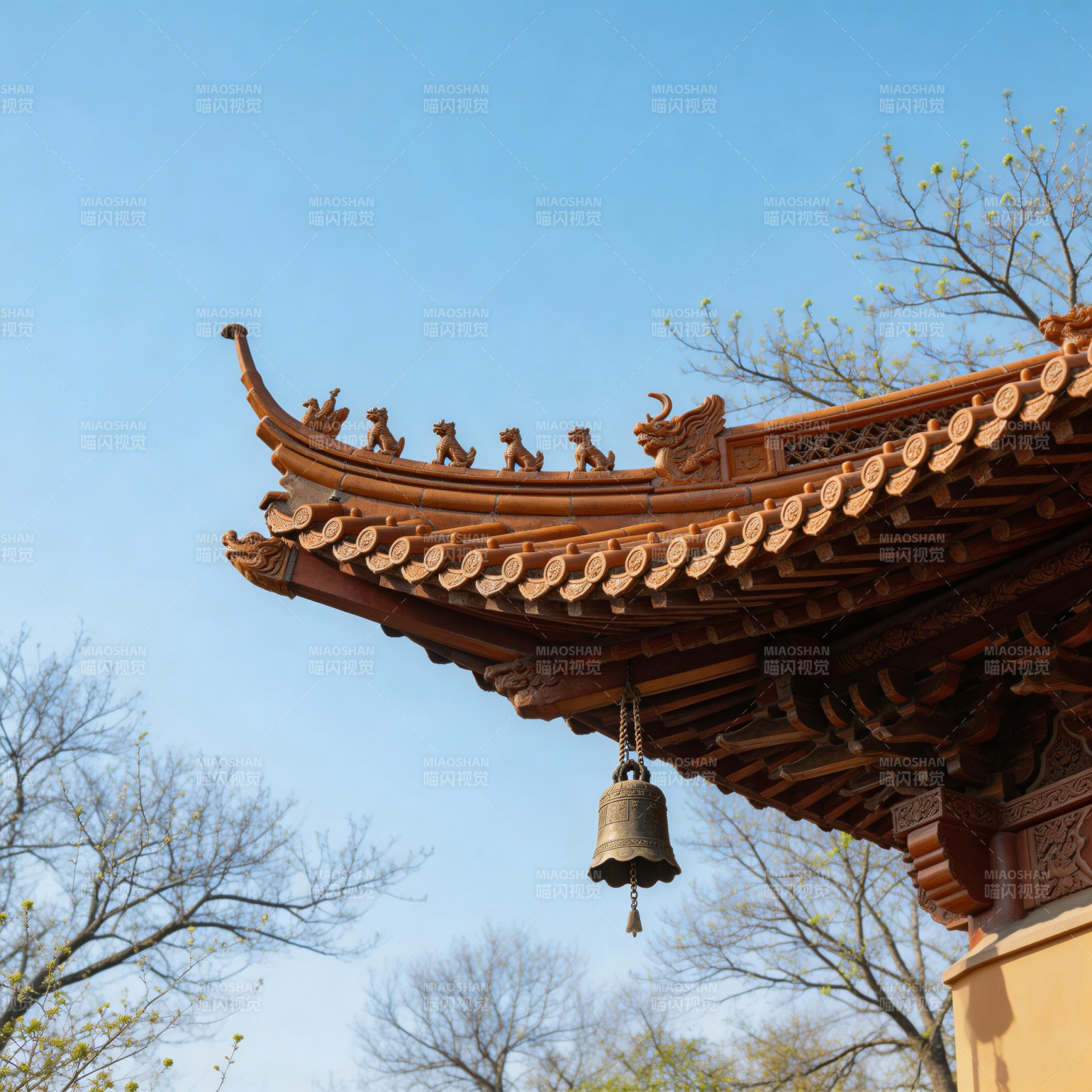 古檐悬铃 春日静谧图片