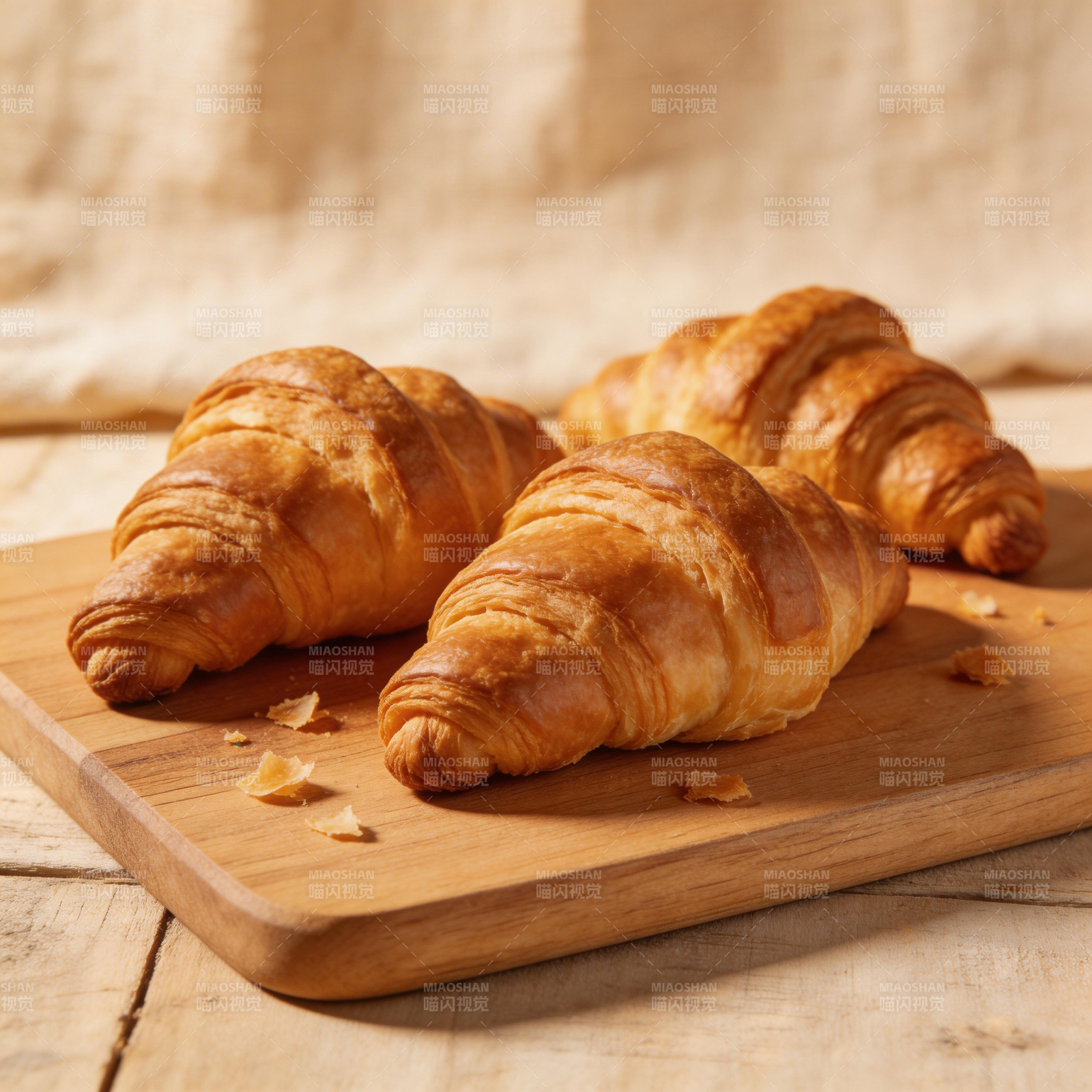 金黄酥脆的羊角面包图片