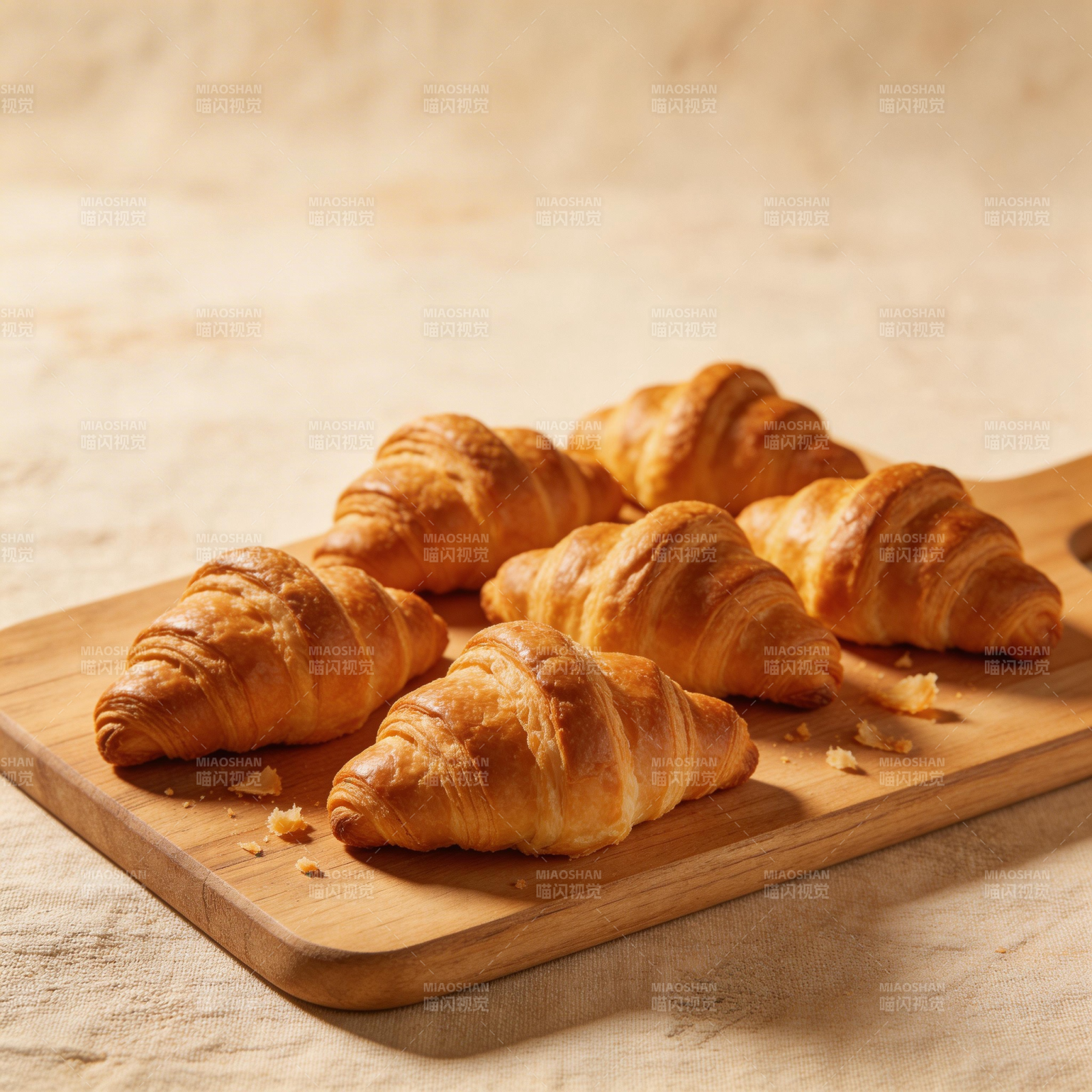 金黄酥脆羊角面包图片