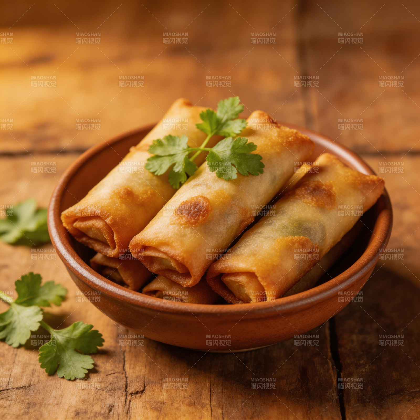 金黄春卷配香菜图片