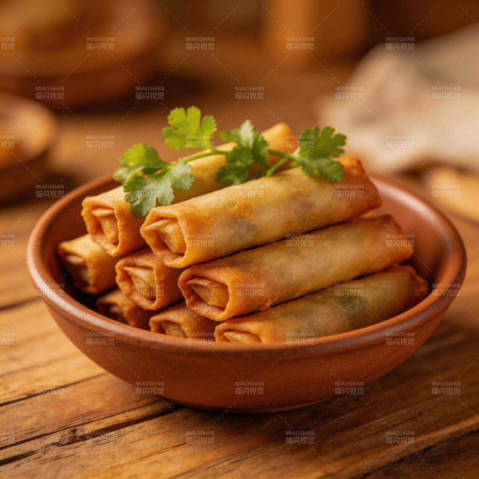 金黄春卷配香菜图片
