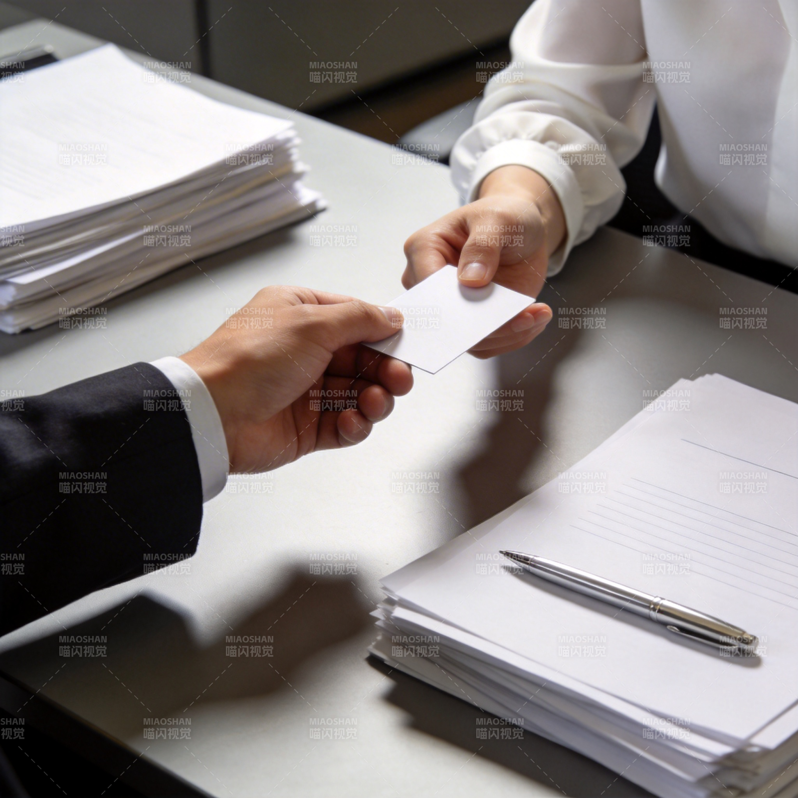 递名片的商务瞬间图片