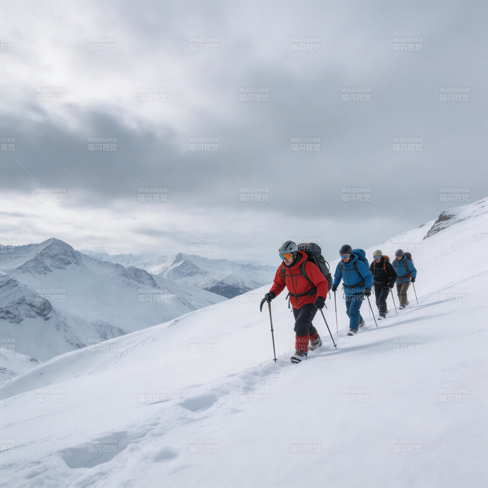 雪山徒步前行图片