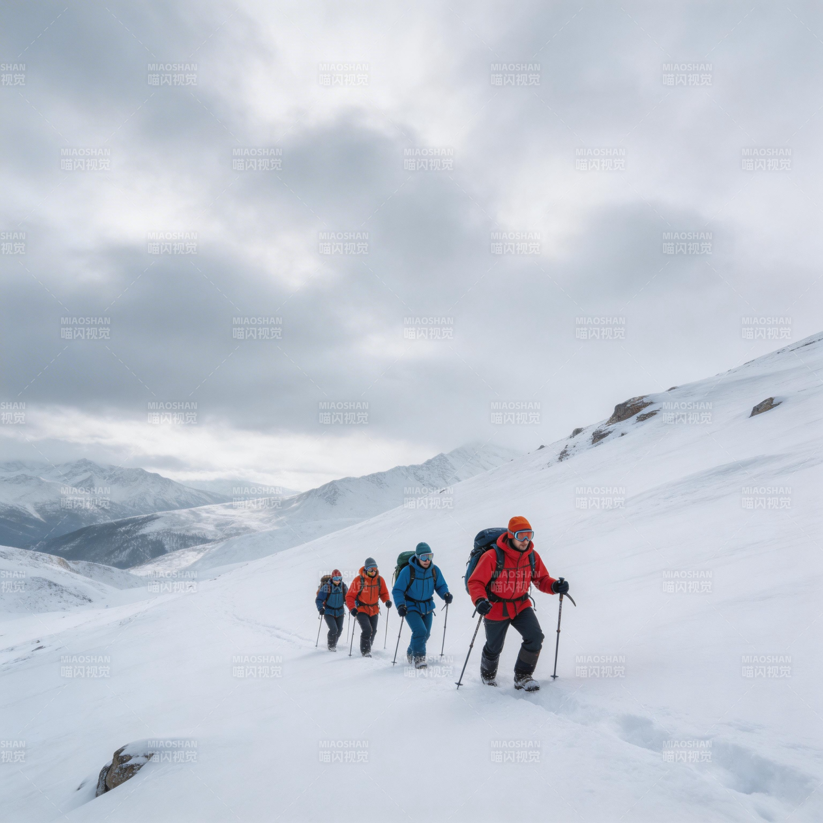 雪山徒步前行图片