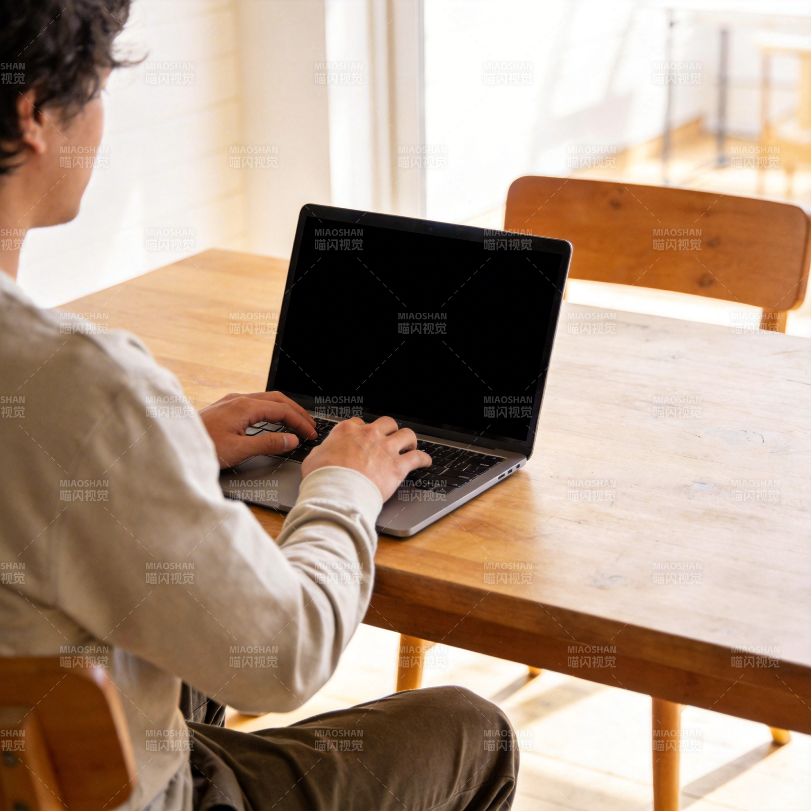 居家办公时刻图片