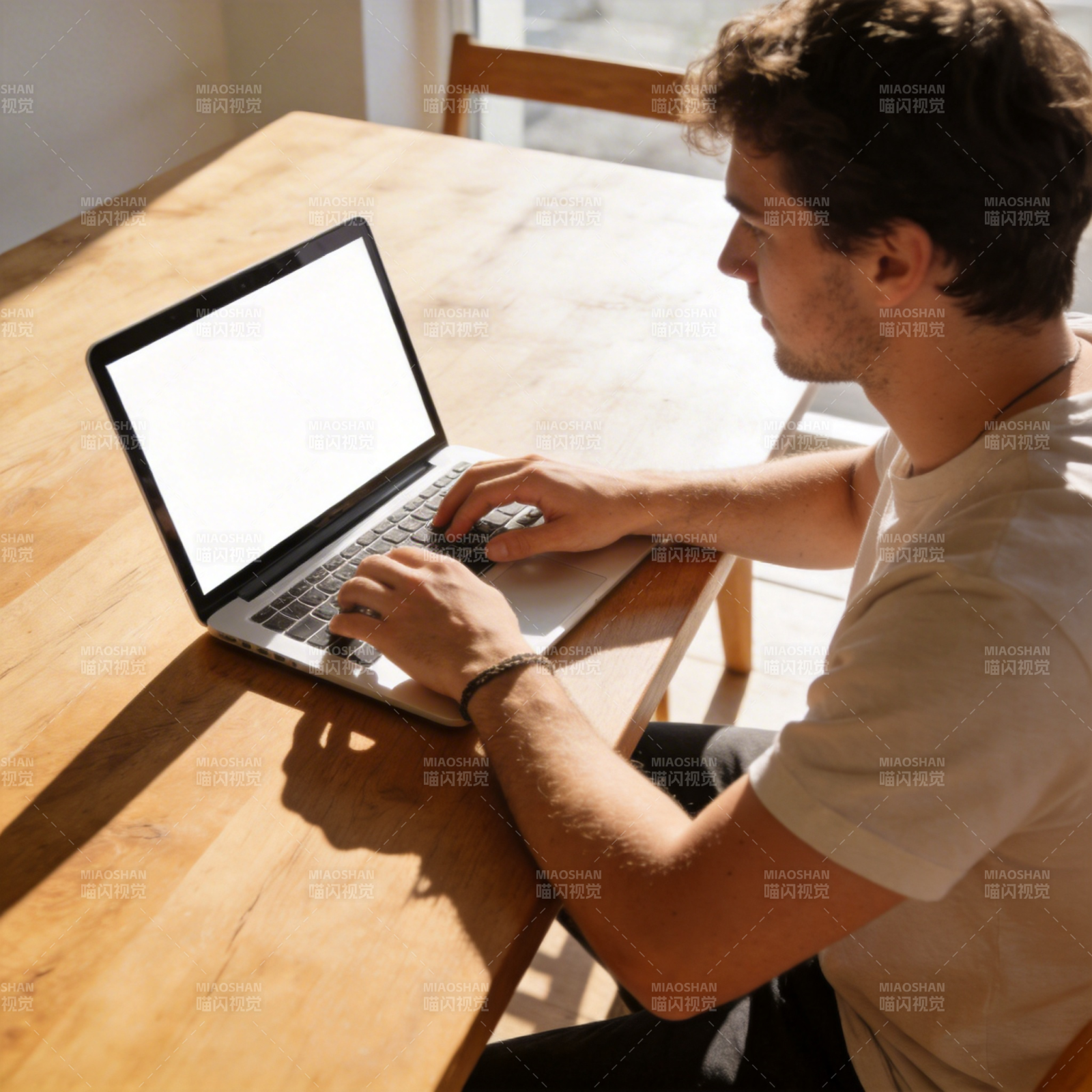 专注工作 阳光相伴图片