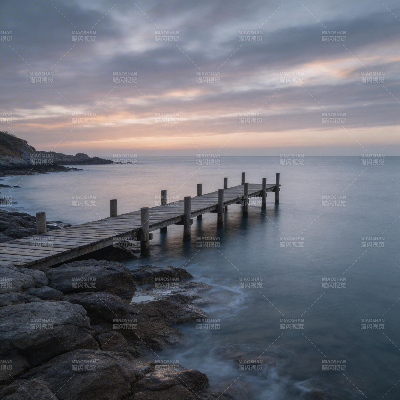 晨曦码头静谧海景图片