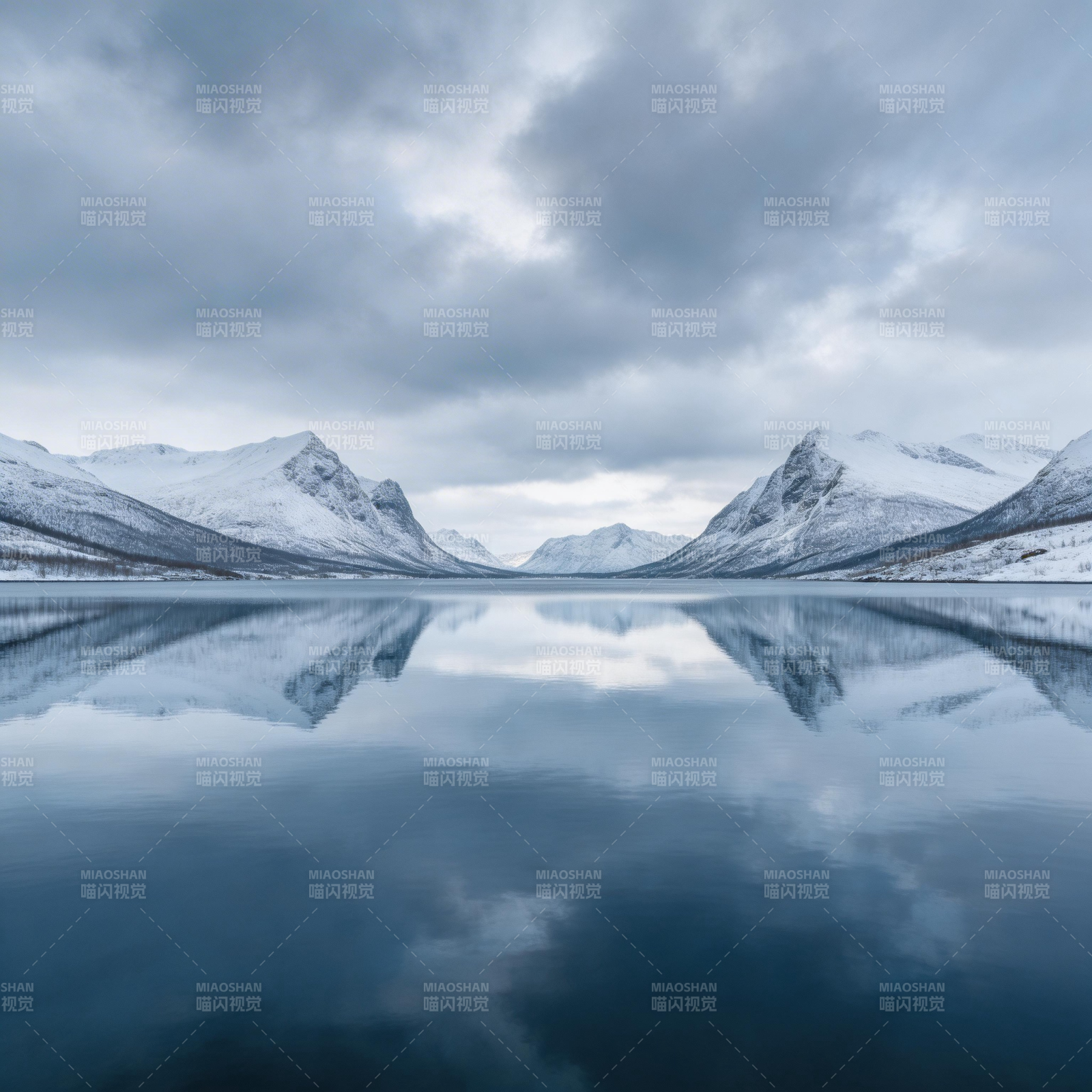 雪山倒影湖面图片