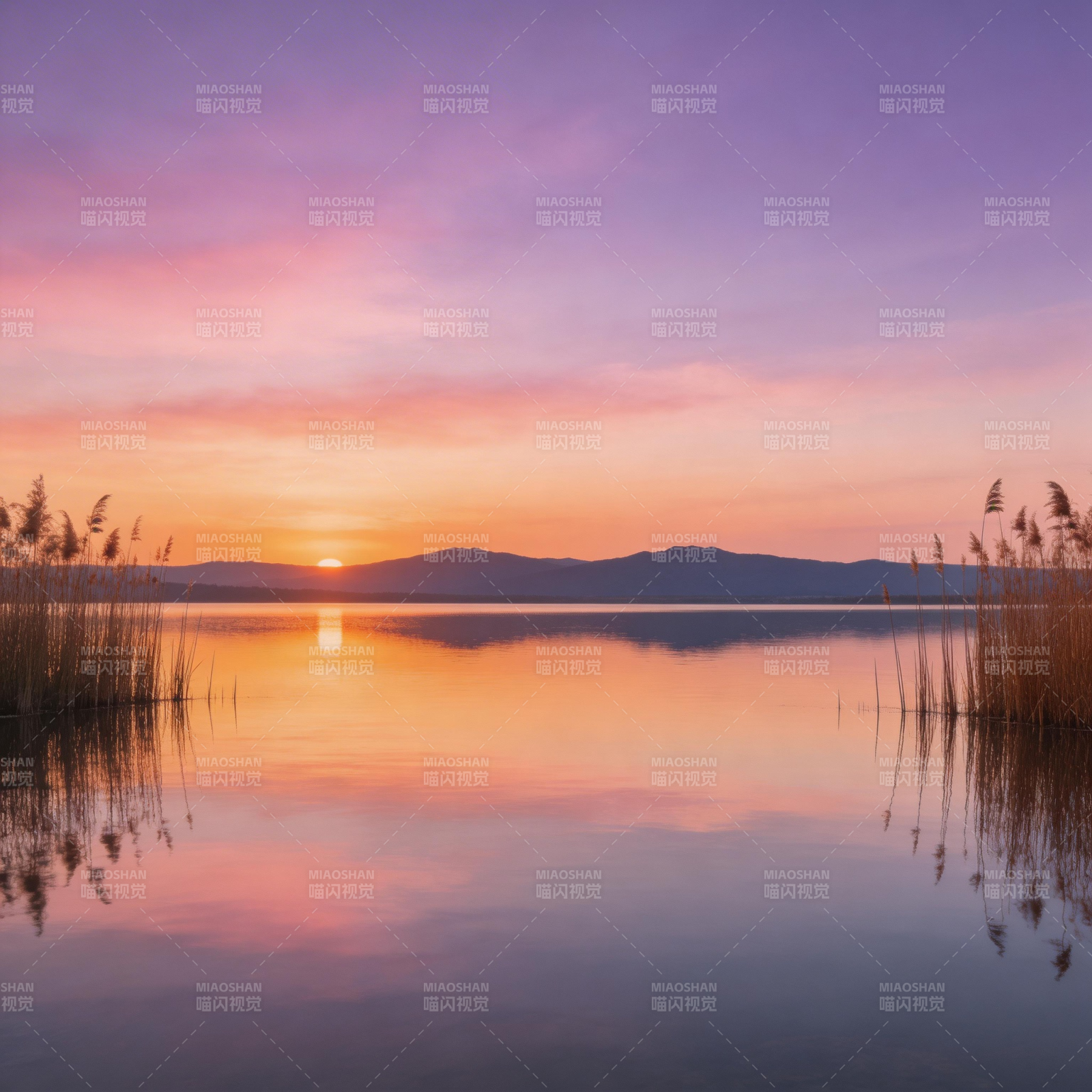 湖畔夕阳映彩霞图片