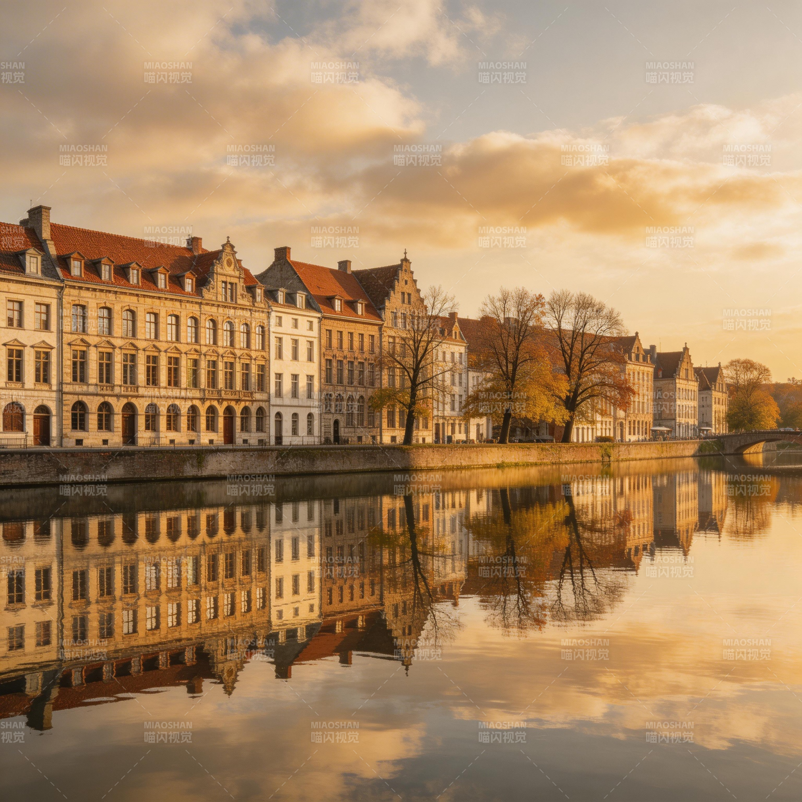 河畔古建筑倒影图片
