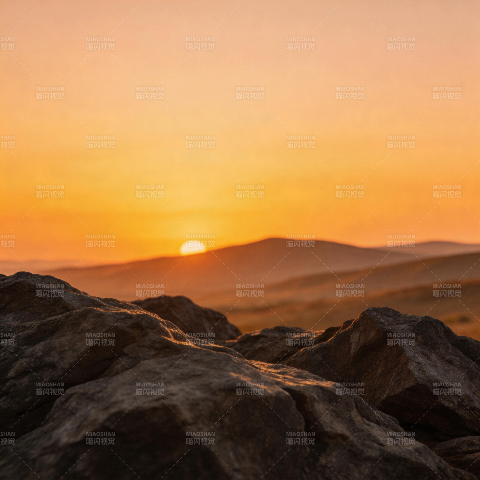 夕阳下的山岩图片