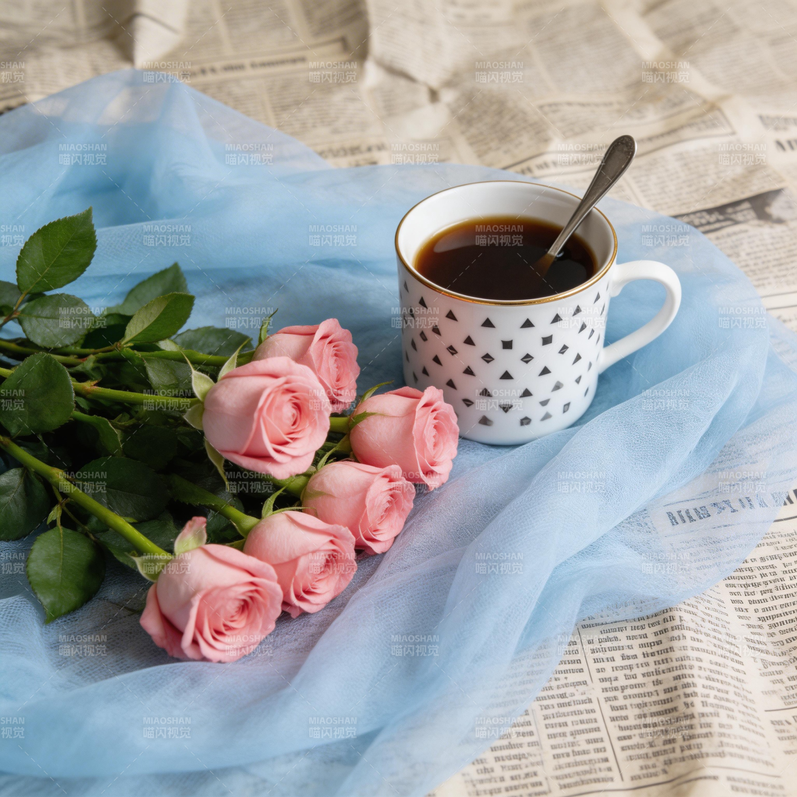 玫瑰与咖啡的静谧时光图片