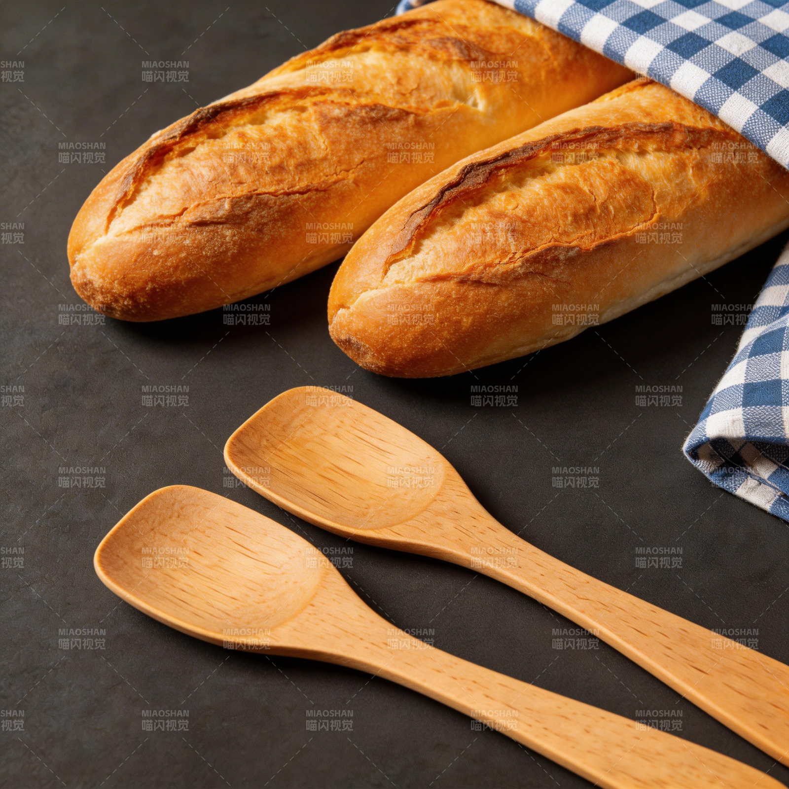 面包与木勺静物图片