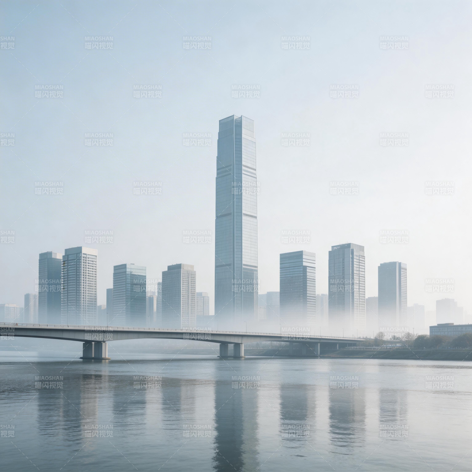 雾中都市桥影图片