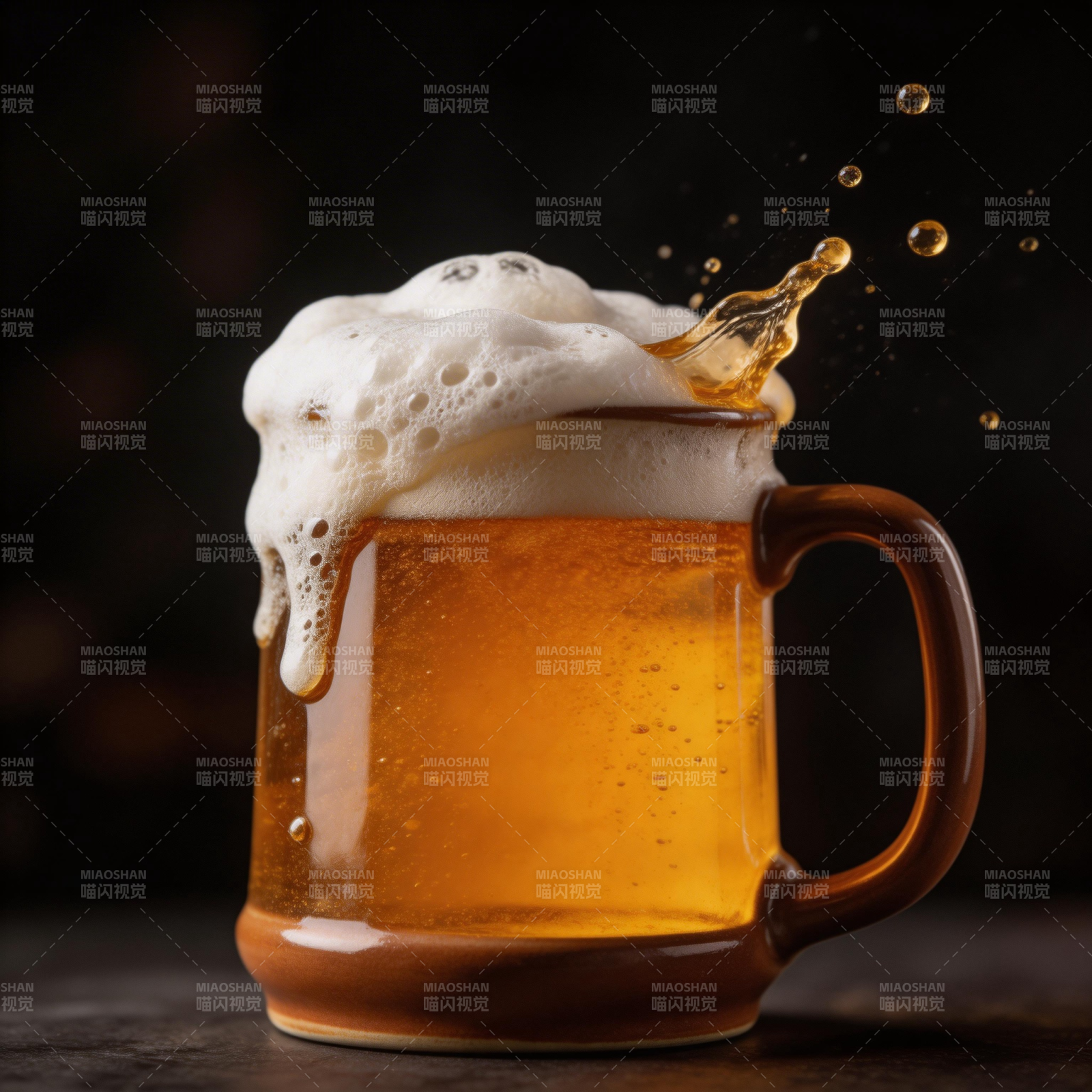 泡沫溢出的啤酒杯图片