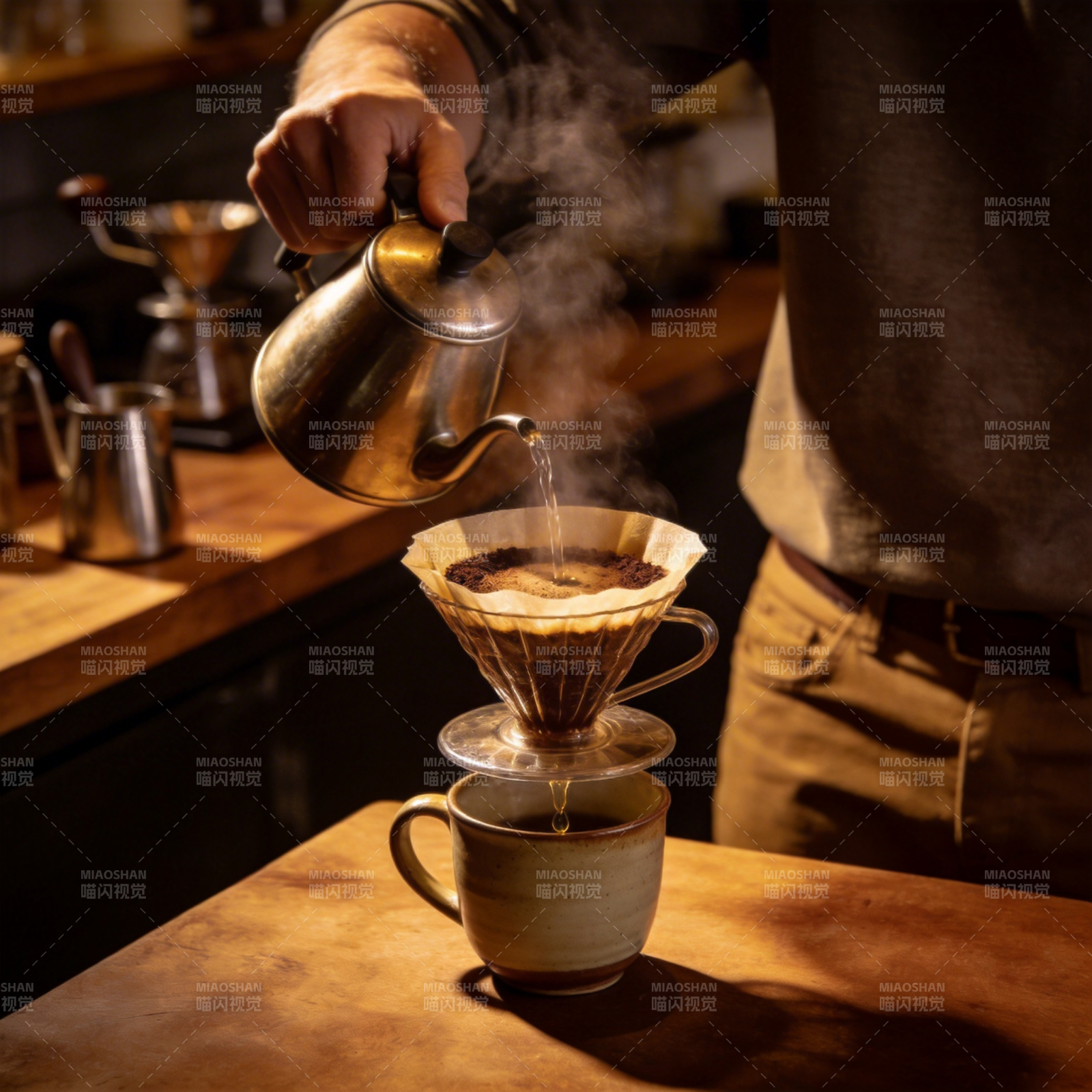 手冲咖啡的瞬间图片