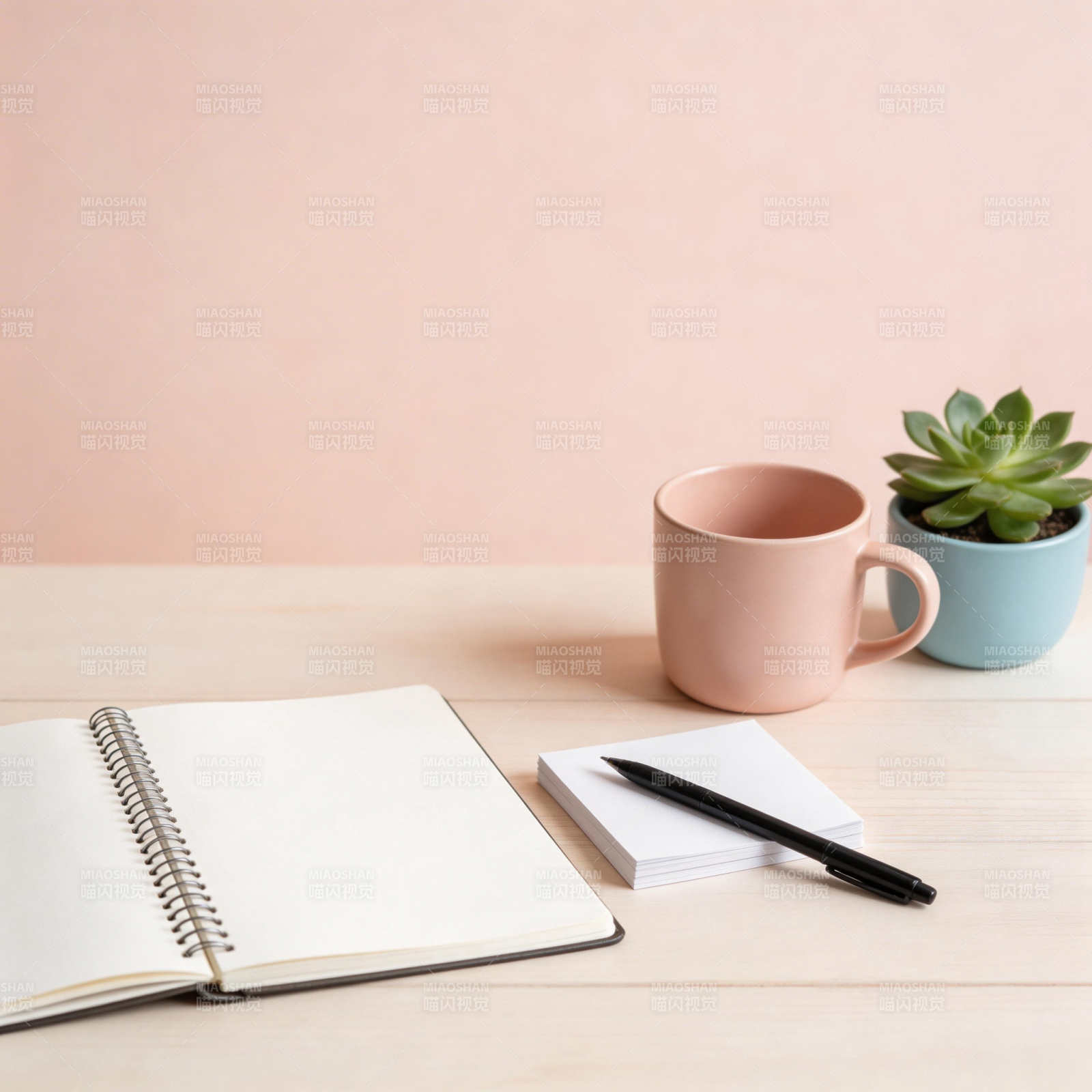 简约办公桌一角图片