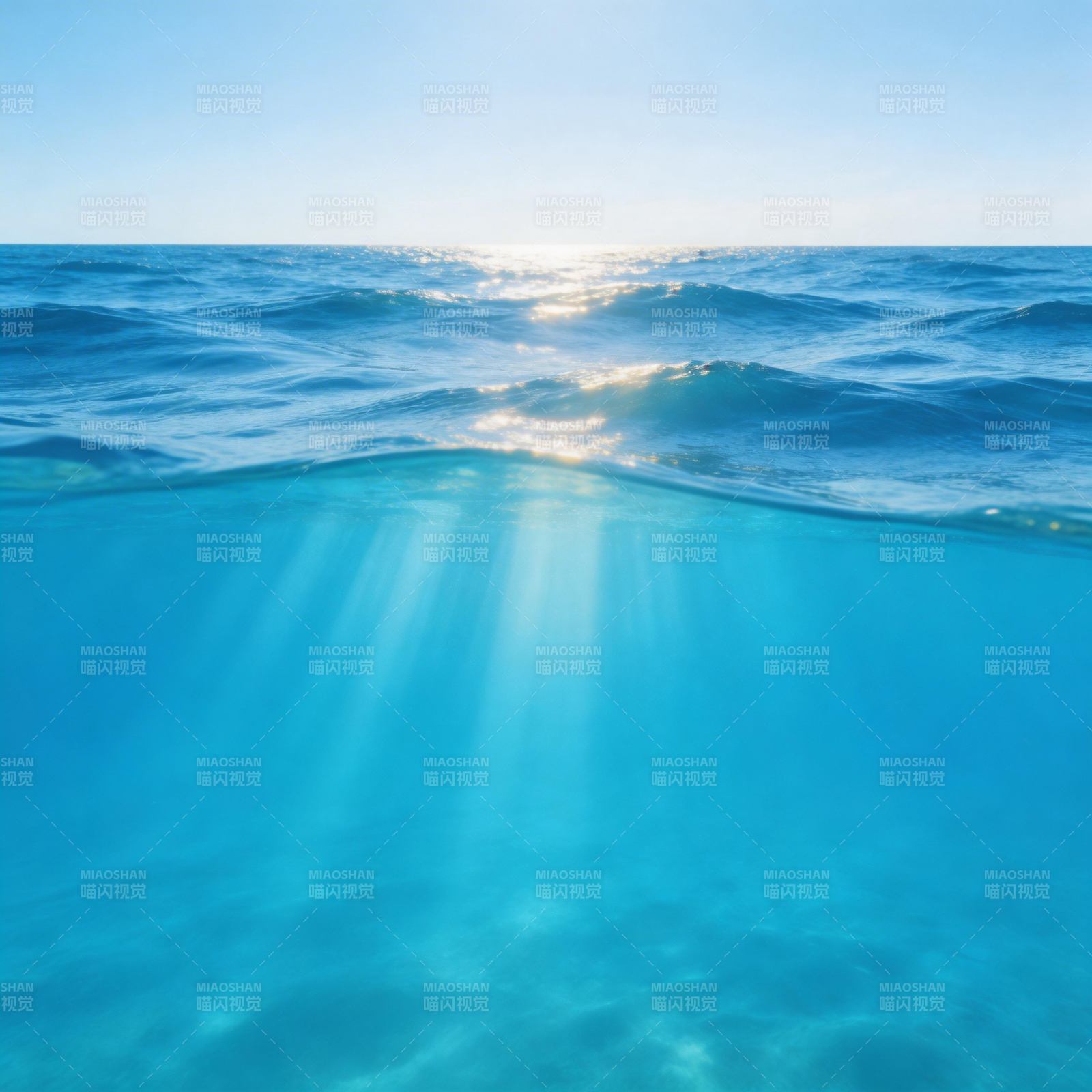 碧海晴空 光穿透水图片