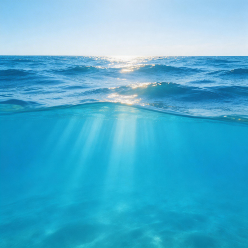 碧海晴空 光穿透水图片
