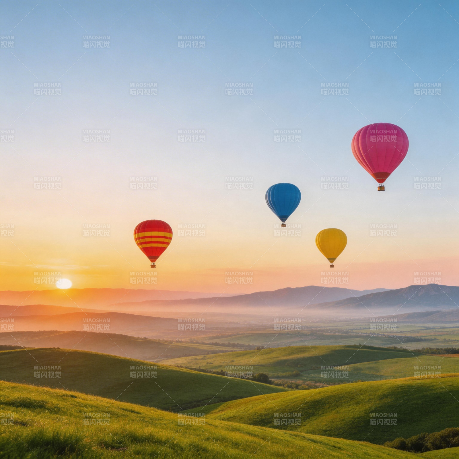 热气球翱翔晨曦图片