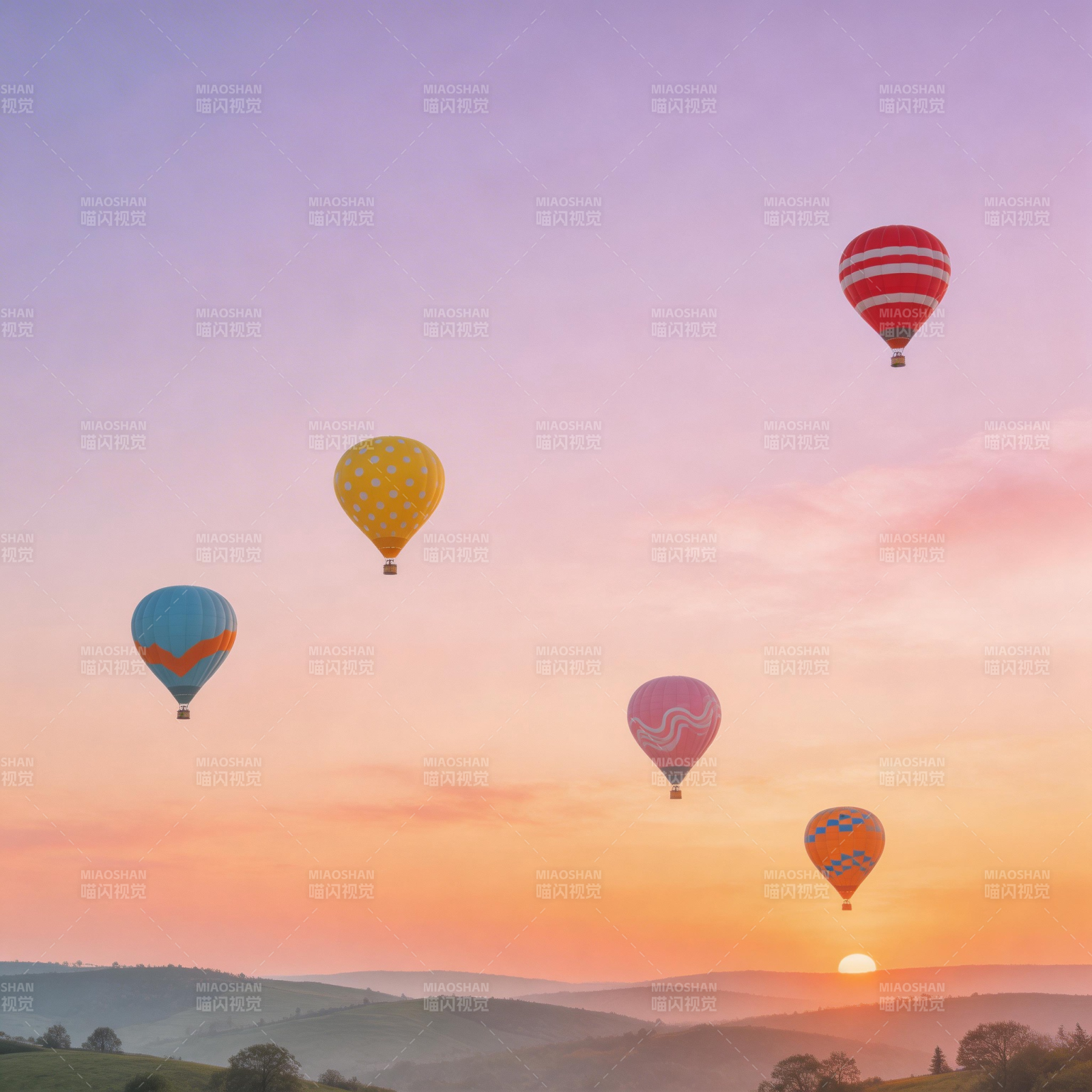 热气球翱翔晨曦图片