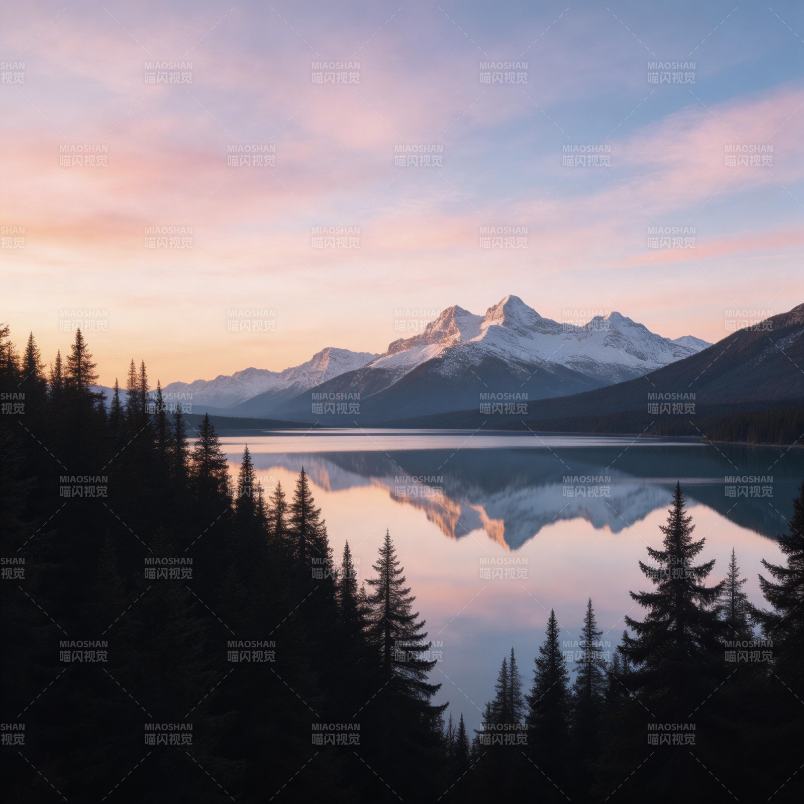 雪山湖影映晨曦图片