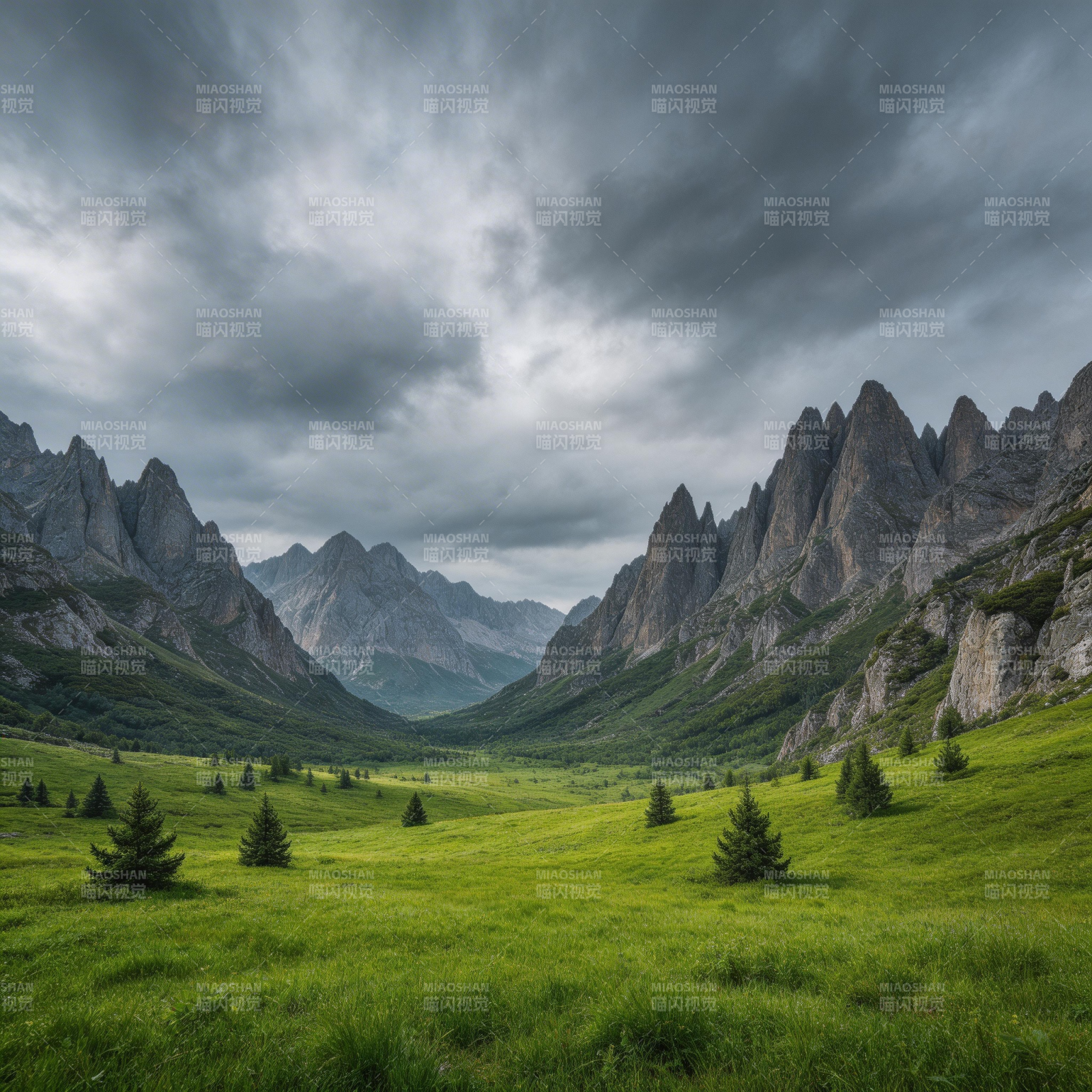 山间绿野云涌图片