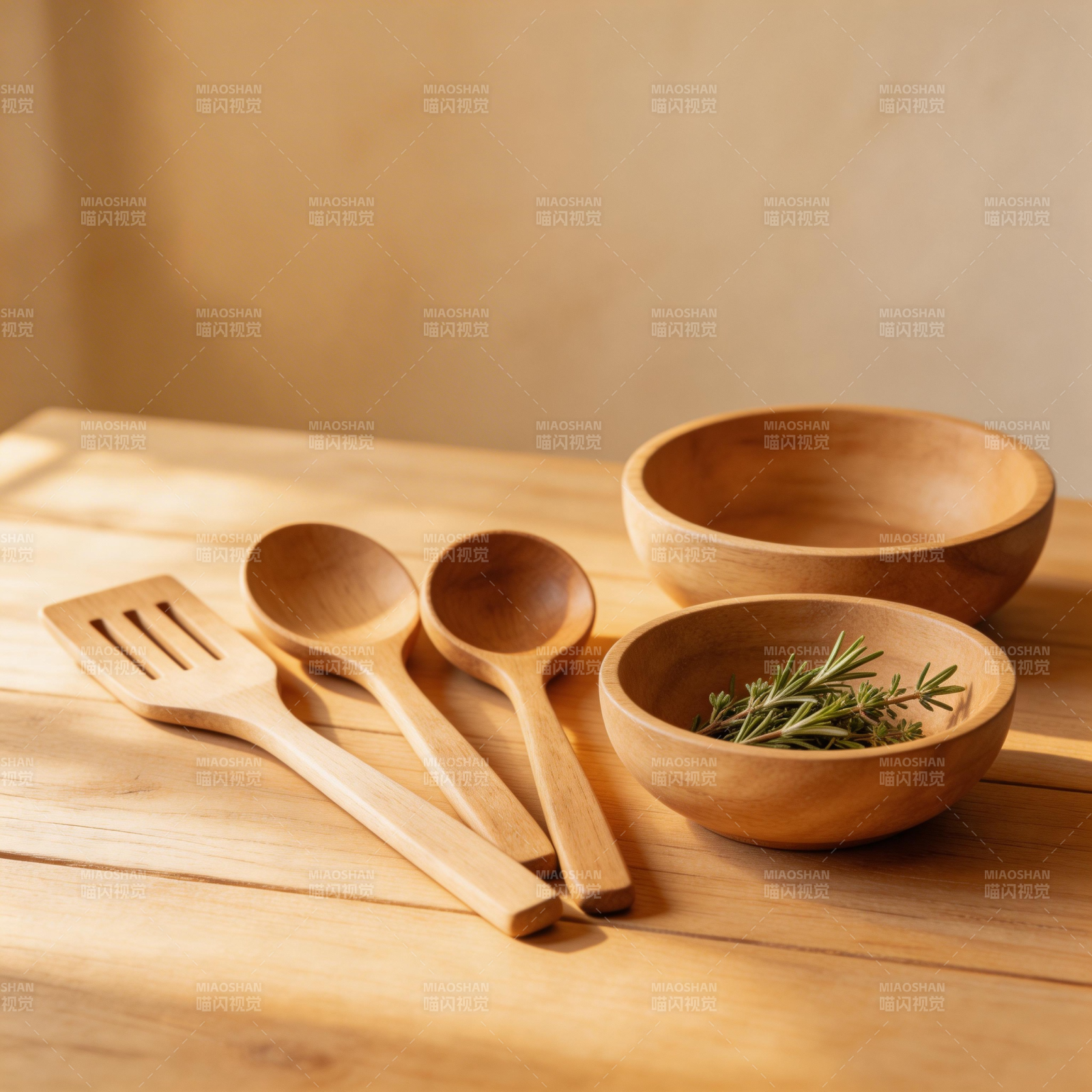 木质厨具与香草图片