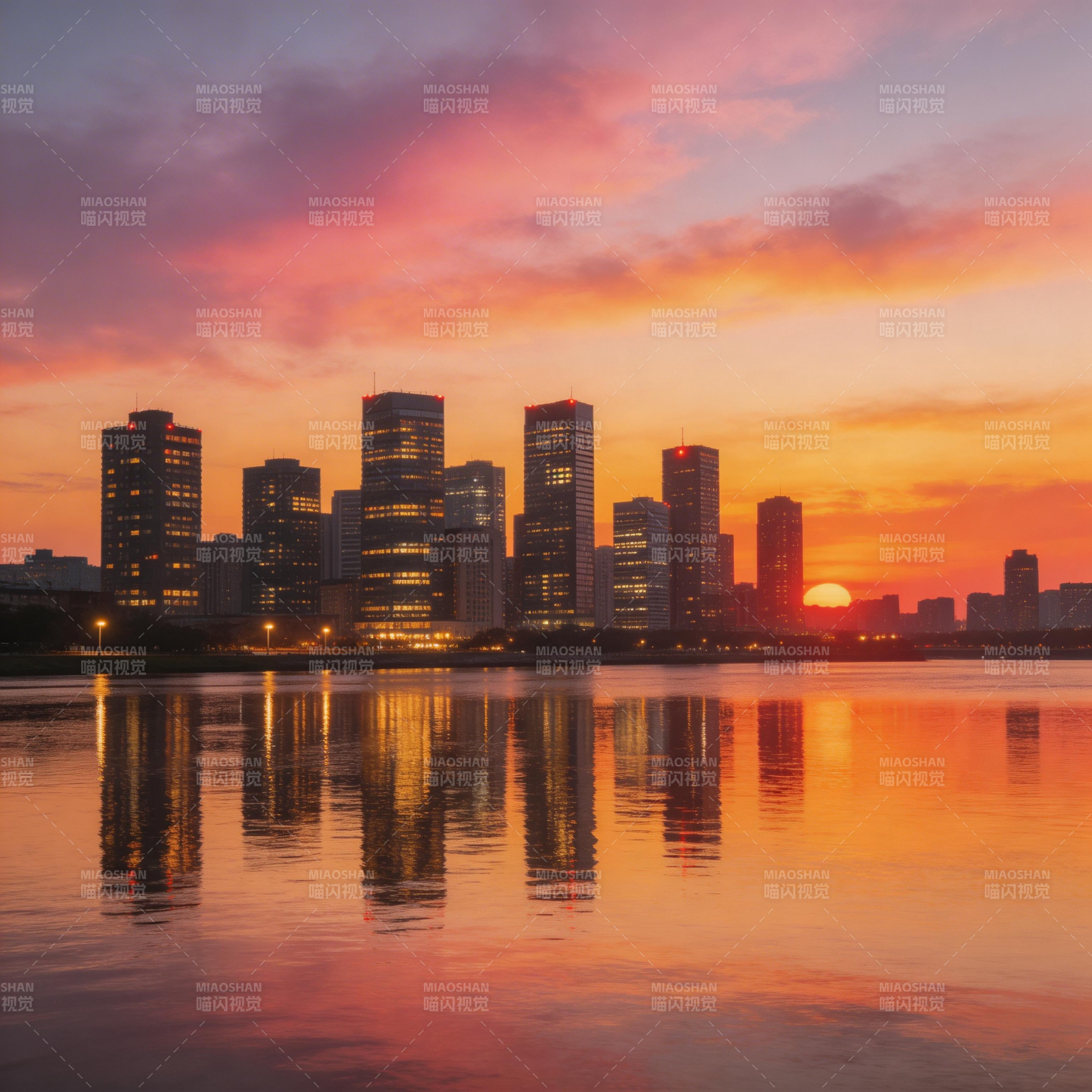 城市日落倒影图片