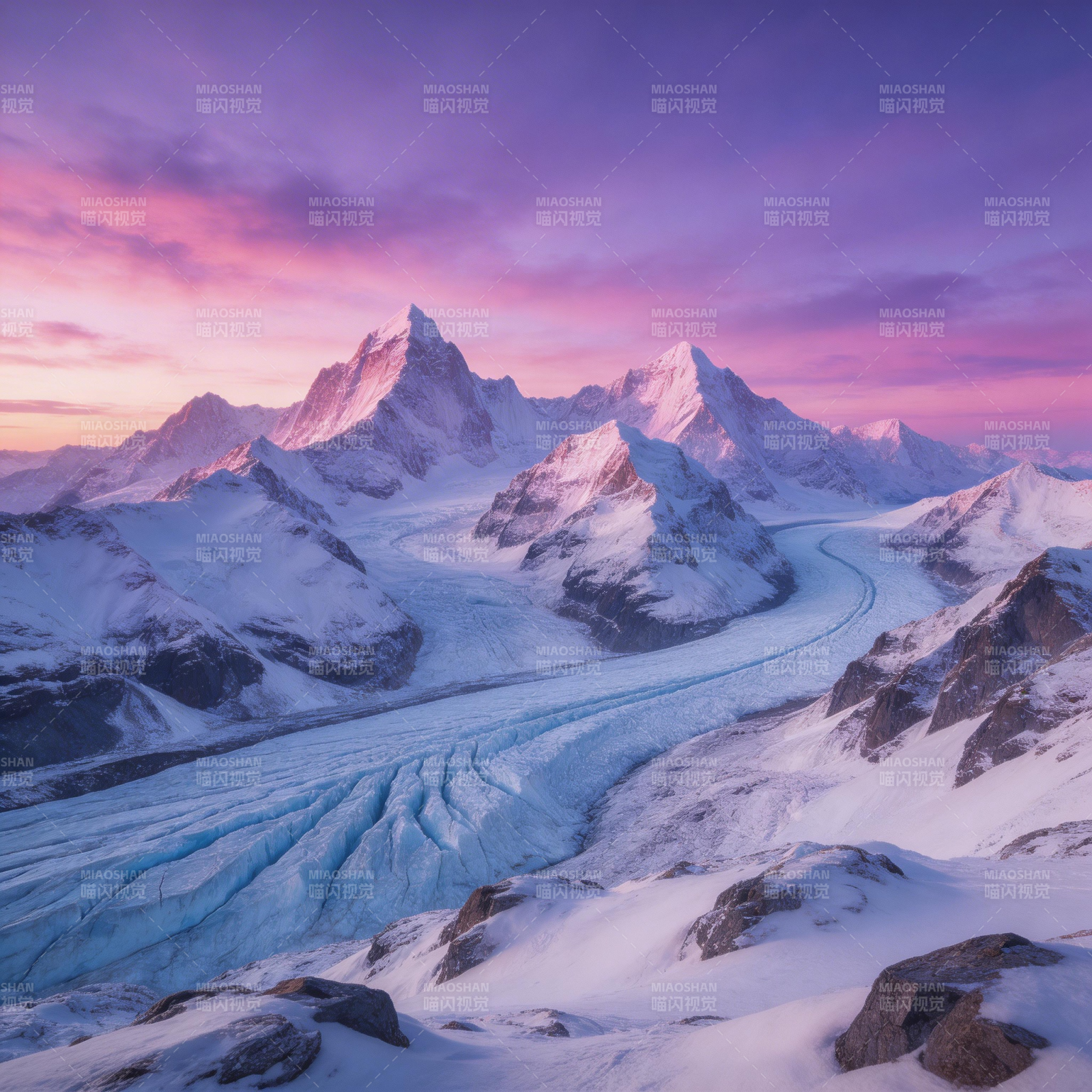 雪山日出美景图片