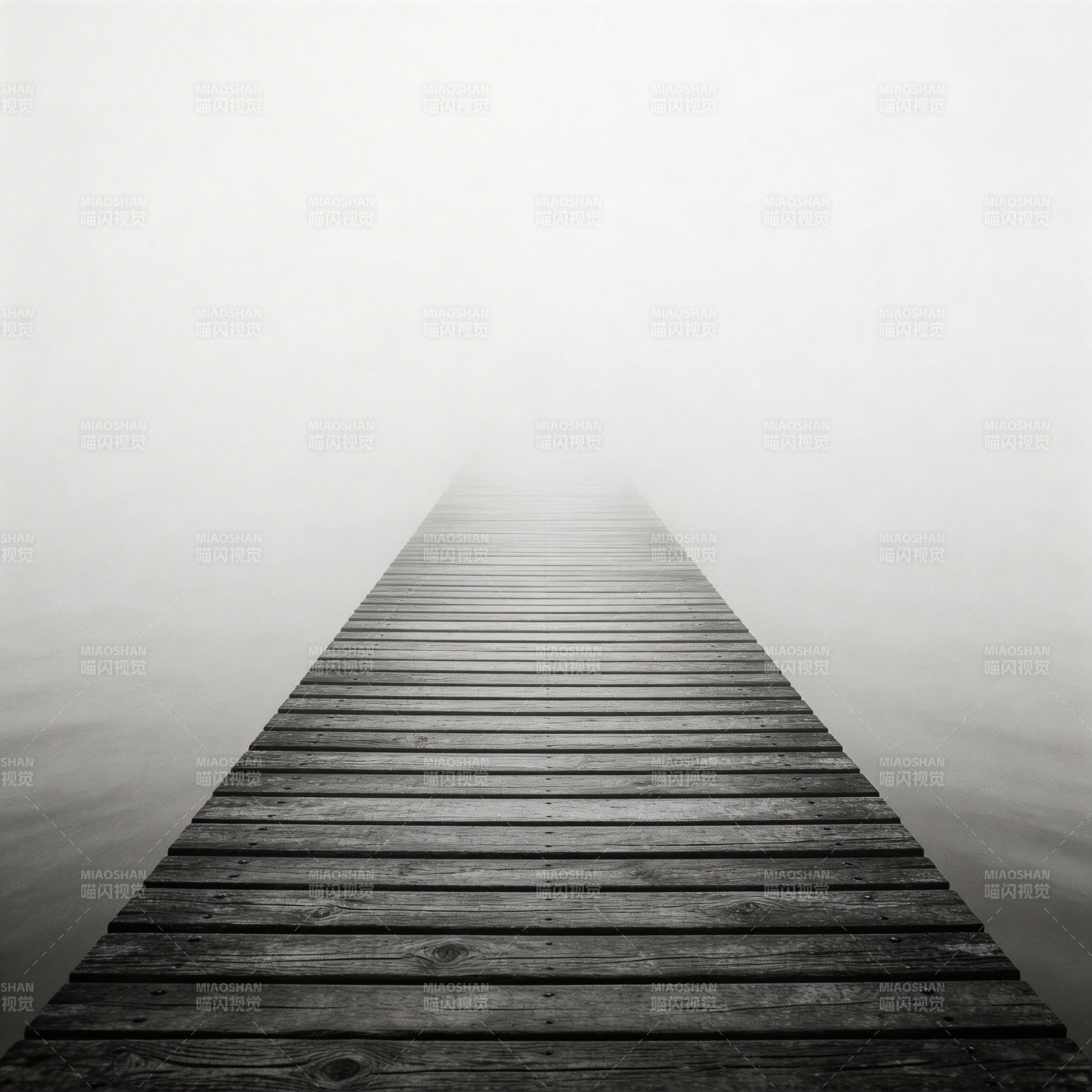 雾中木桥图片