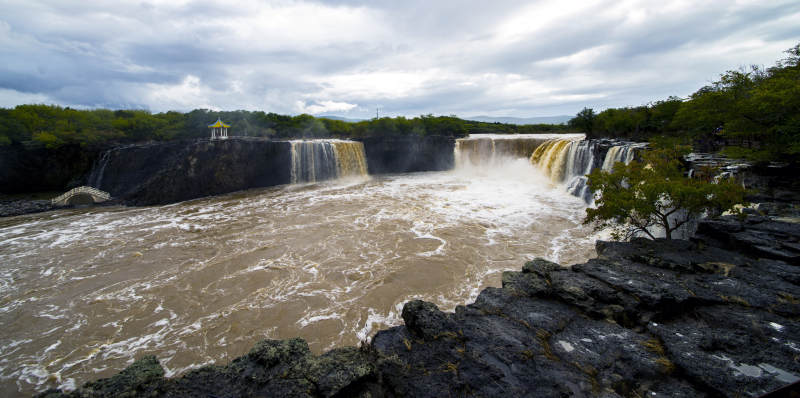 壮丽瀑布景观图片