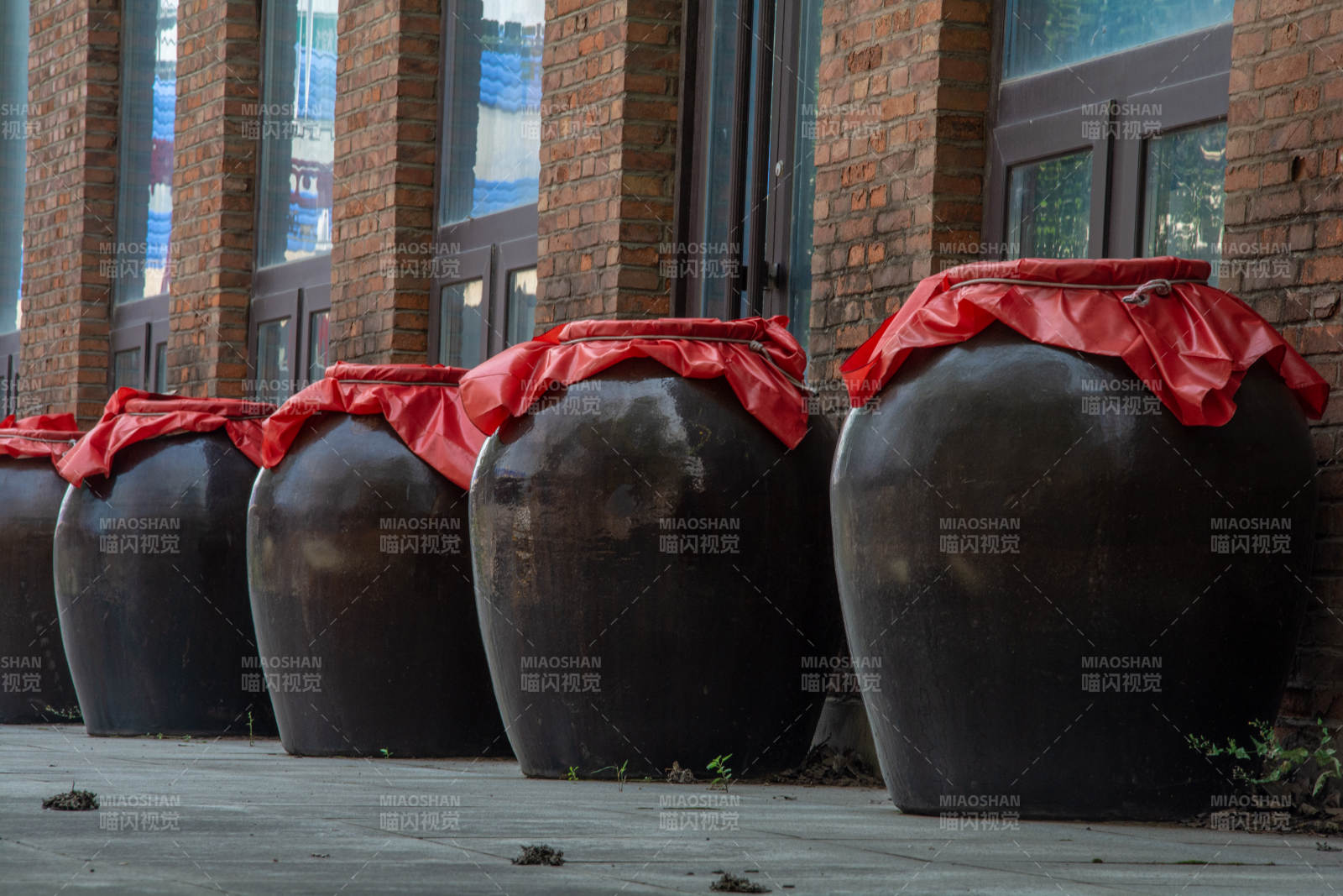 红布盖酒缸图片