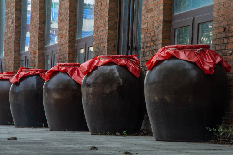 红布盖缸列砖墙图片