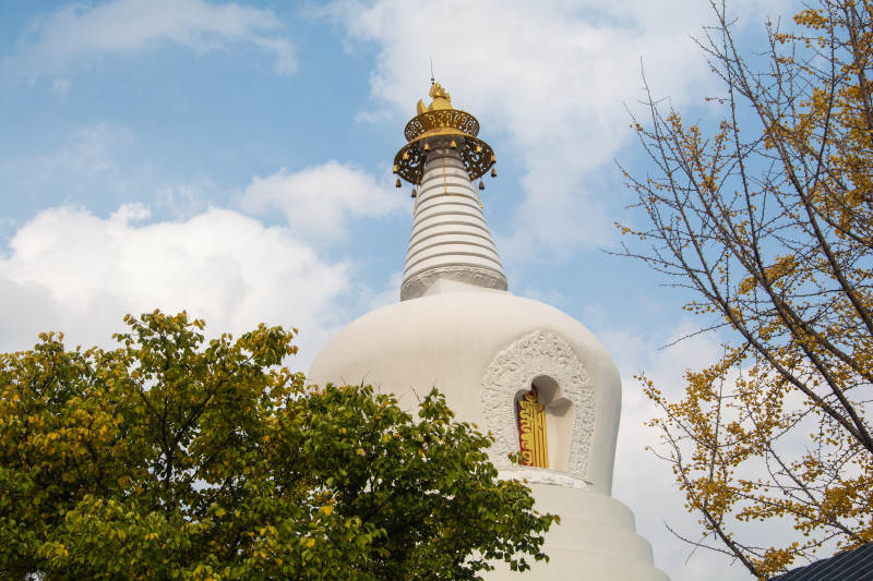 沈阳东塔寺白塔秋景图片
