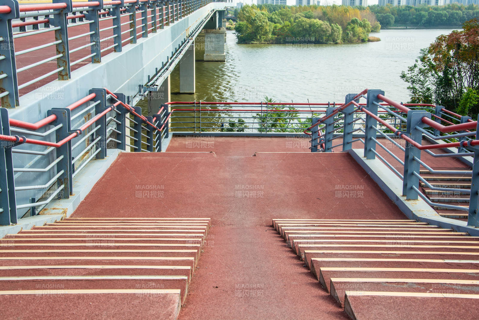 湖畔步道阶梯图片